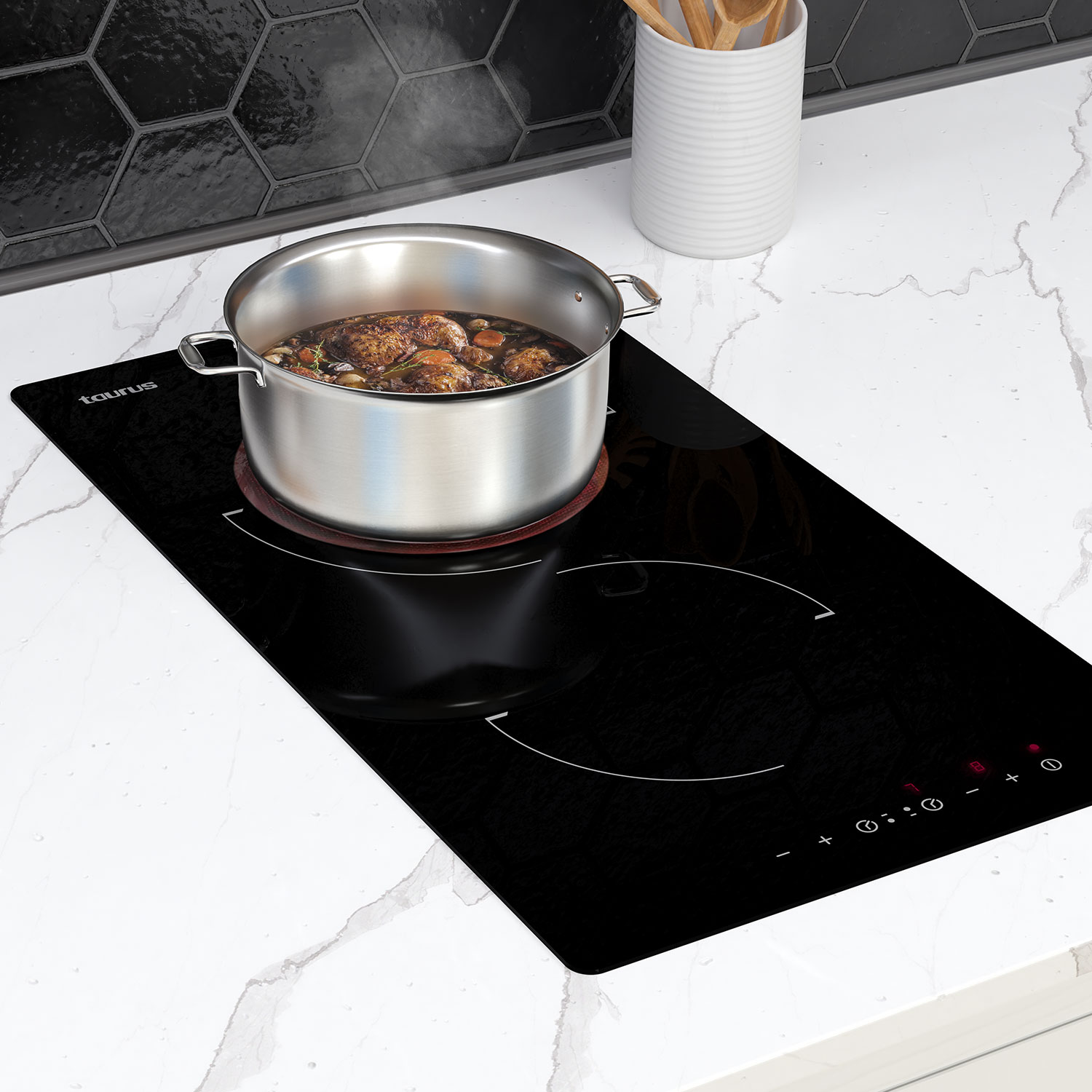 Placa de inducción negra con olla de comida, sobre encimera de mármol blanco.