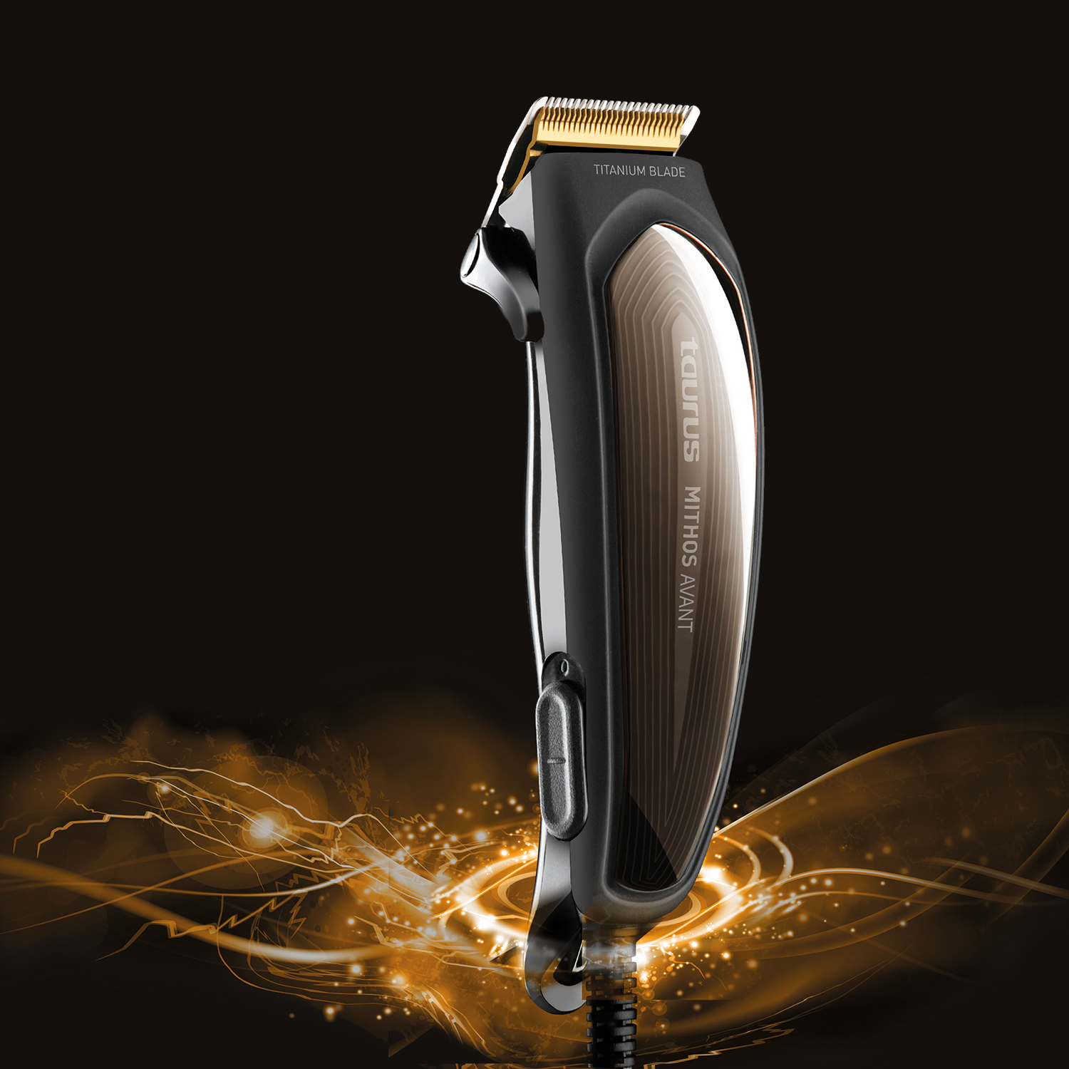 Una cortadora de cabello negra y bronce con una cuchilla dorada y las palabras Titanium Blade.
