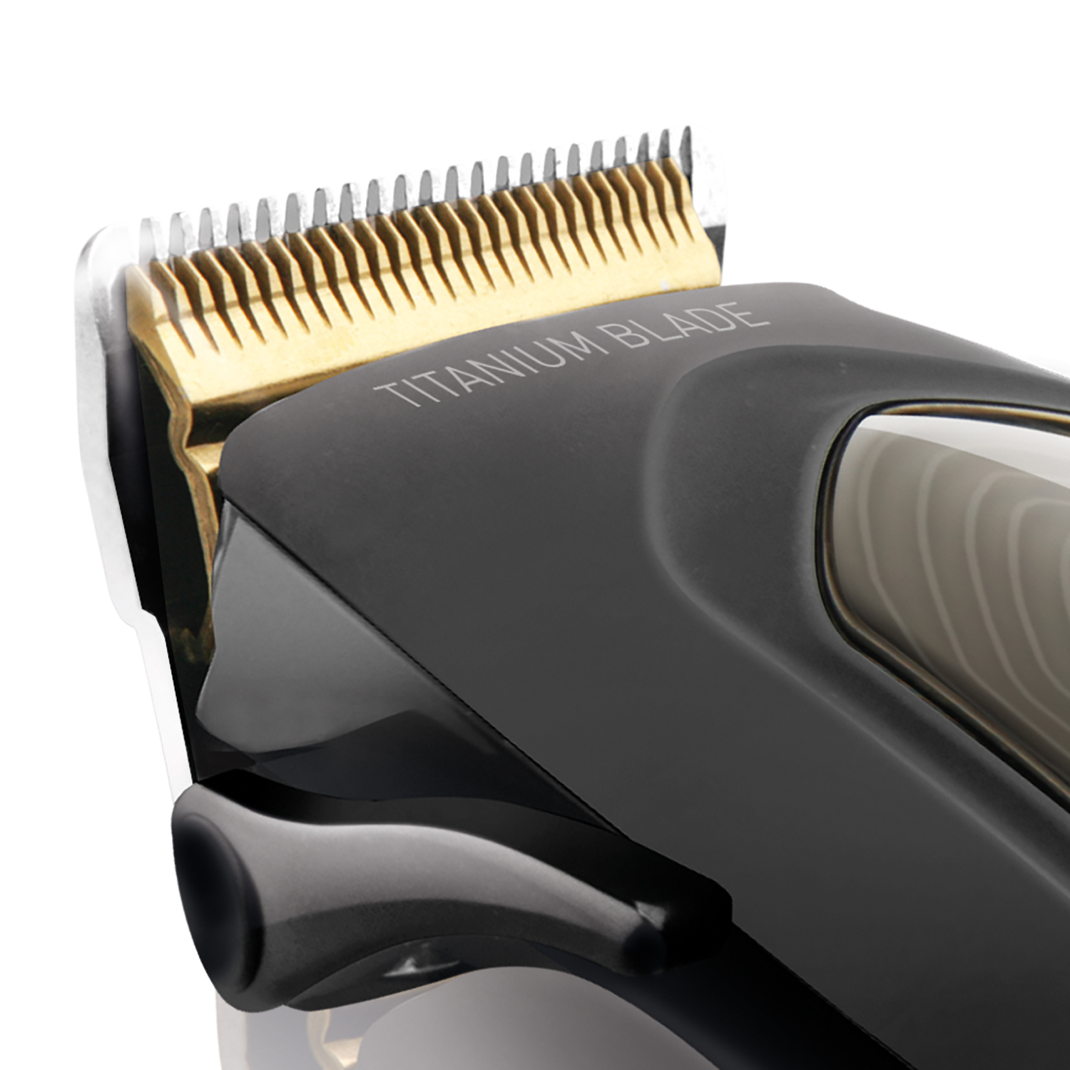 Primer plano de una cortadora de cabello negra y dorada. Texto 'TITANIUM BLADE'.