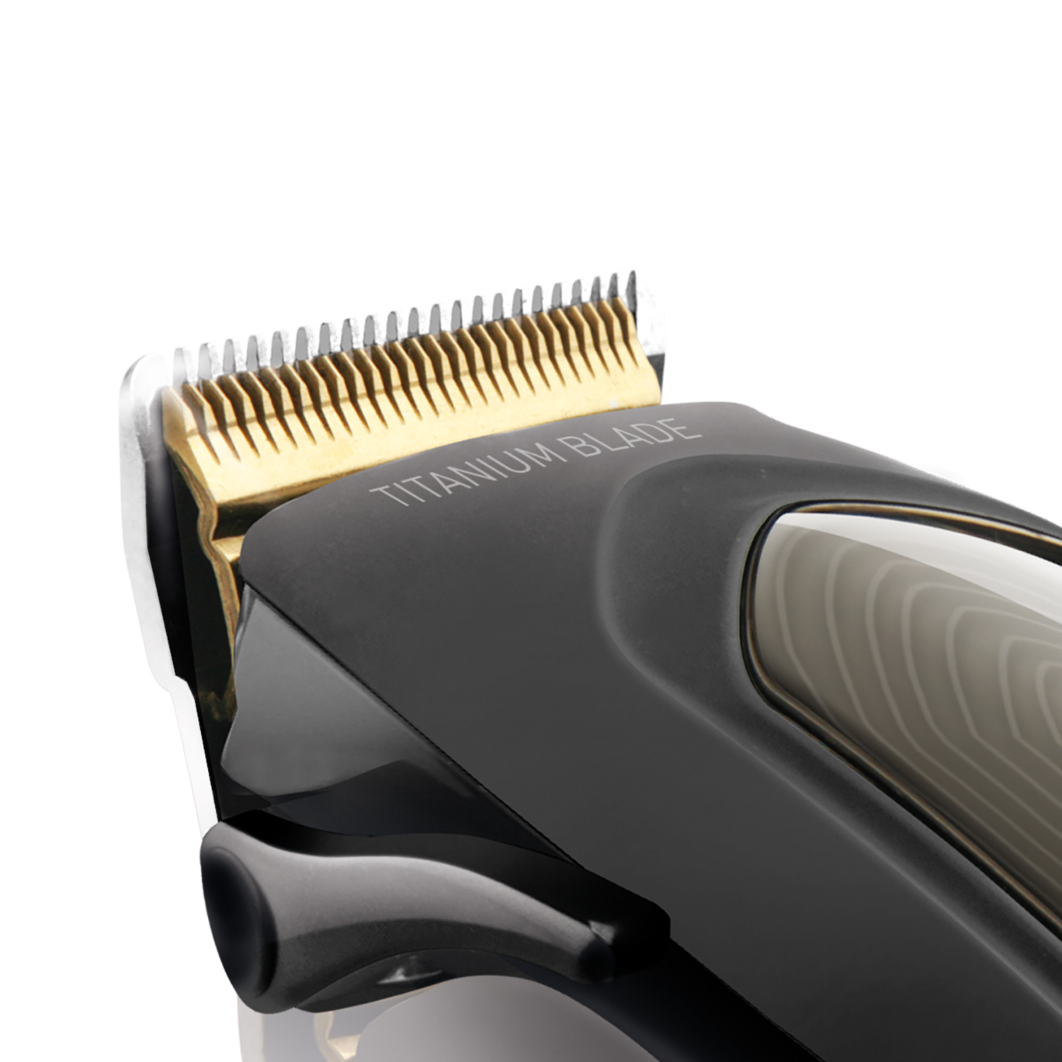Cortadora de cabello negra con cuchilla dorada. Muestra detalles de la cuchilla y parte del mango.