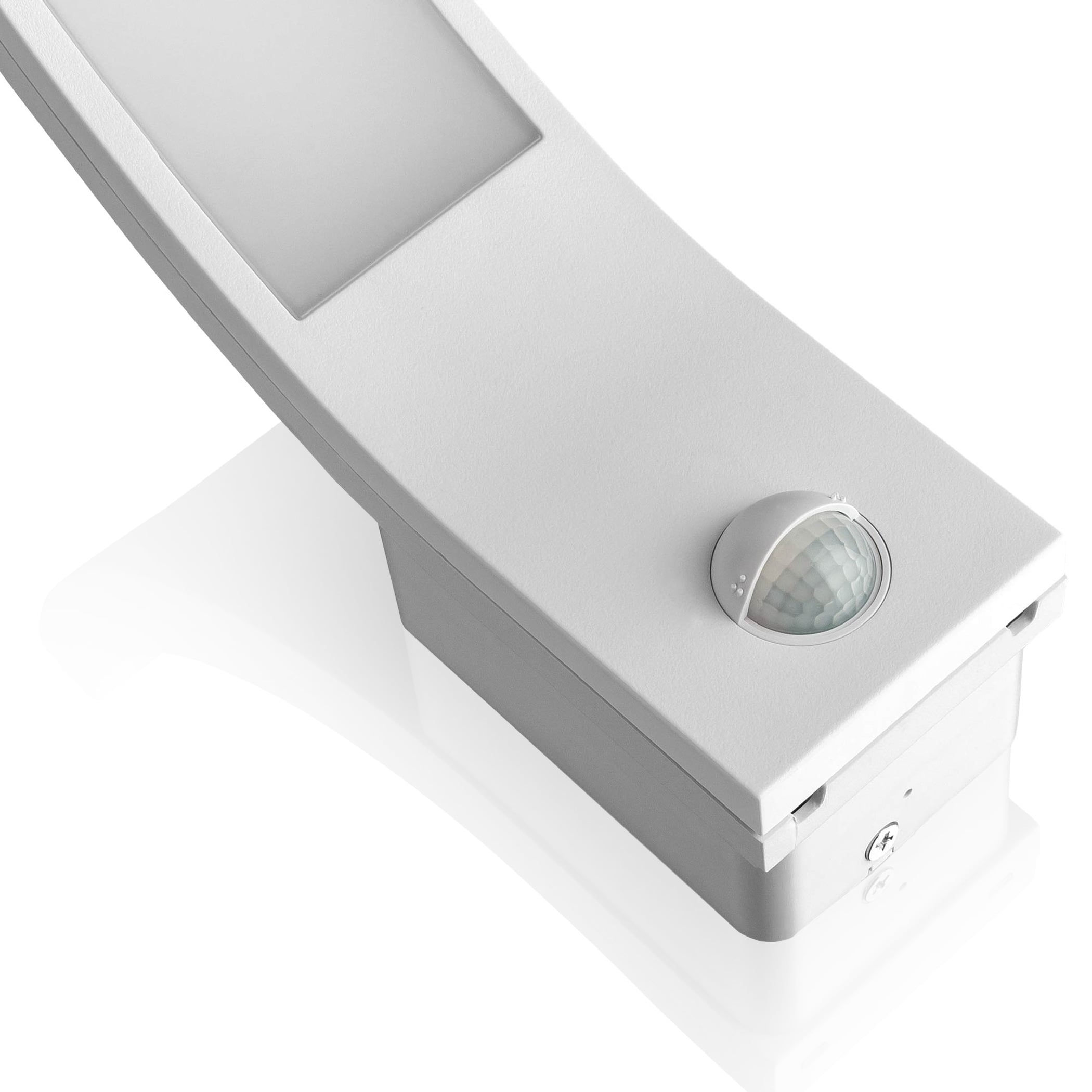 Weißer rechteckiger Lichtkörper mit Bewegungssensor. Licht ist an, mit Schatten darunter.