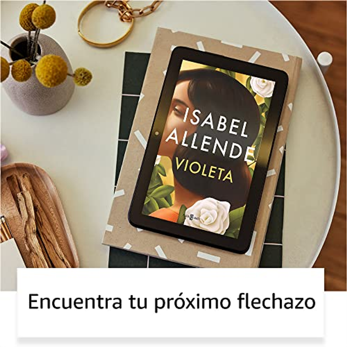 Tablet con copertina del libro, intitolato 'Isabel Allende'. Accanto all'arredamento su un tavolo.