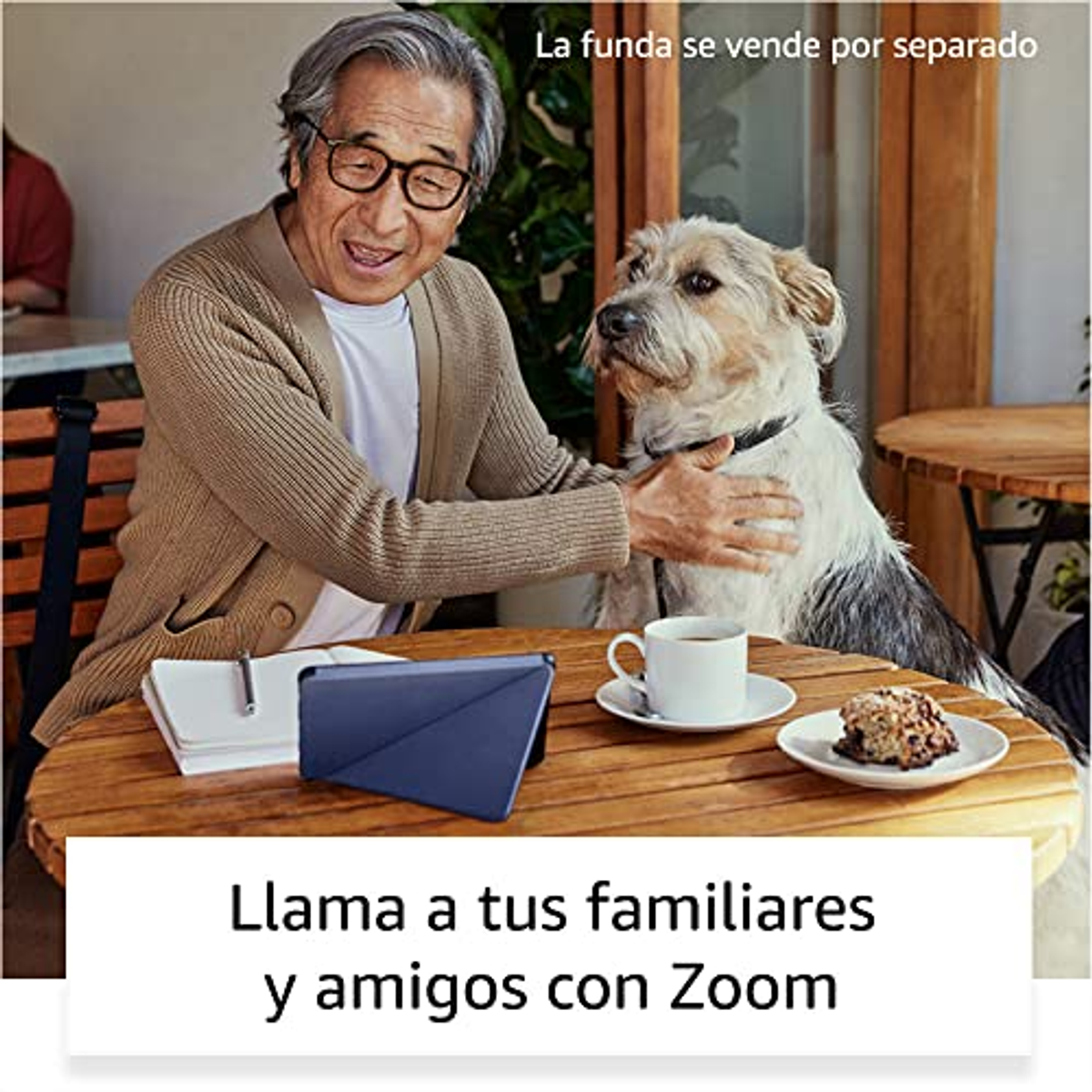 Un uomo anziano sorride, accarezzando un cane. Tavolo con caffè, snack e tablet.