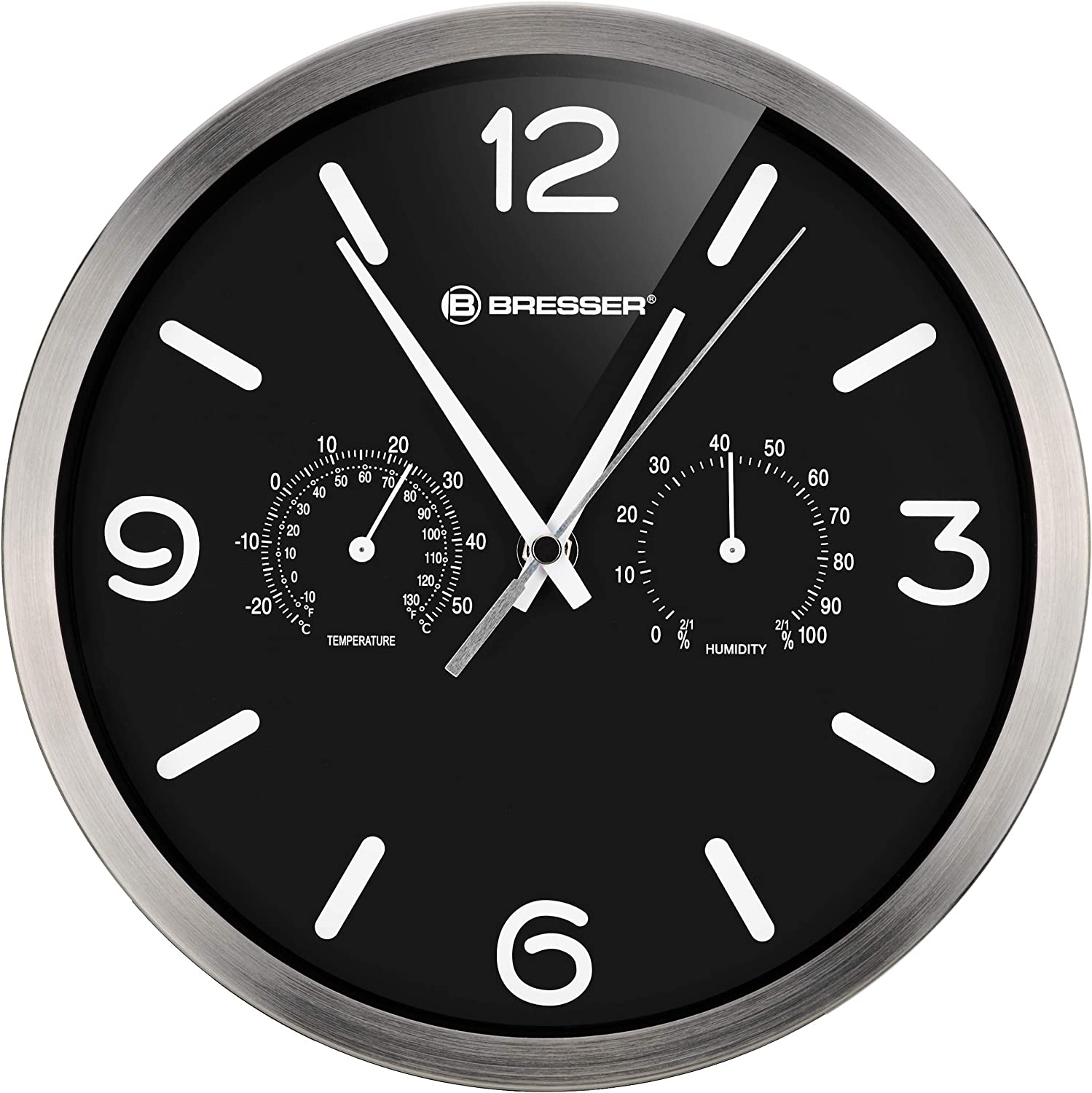 Schwarze und silberne runde Wanduhr. Schwarzes Zifferblatt mit weißen Zahlen und zwei Zifferblättern.