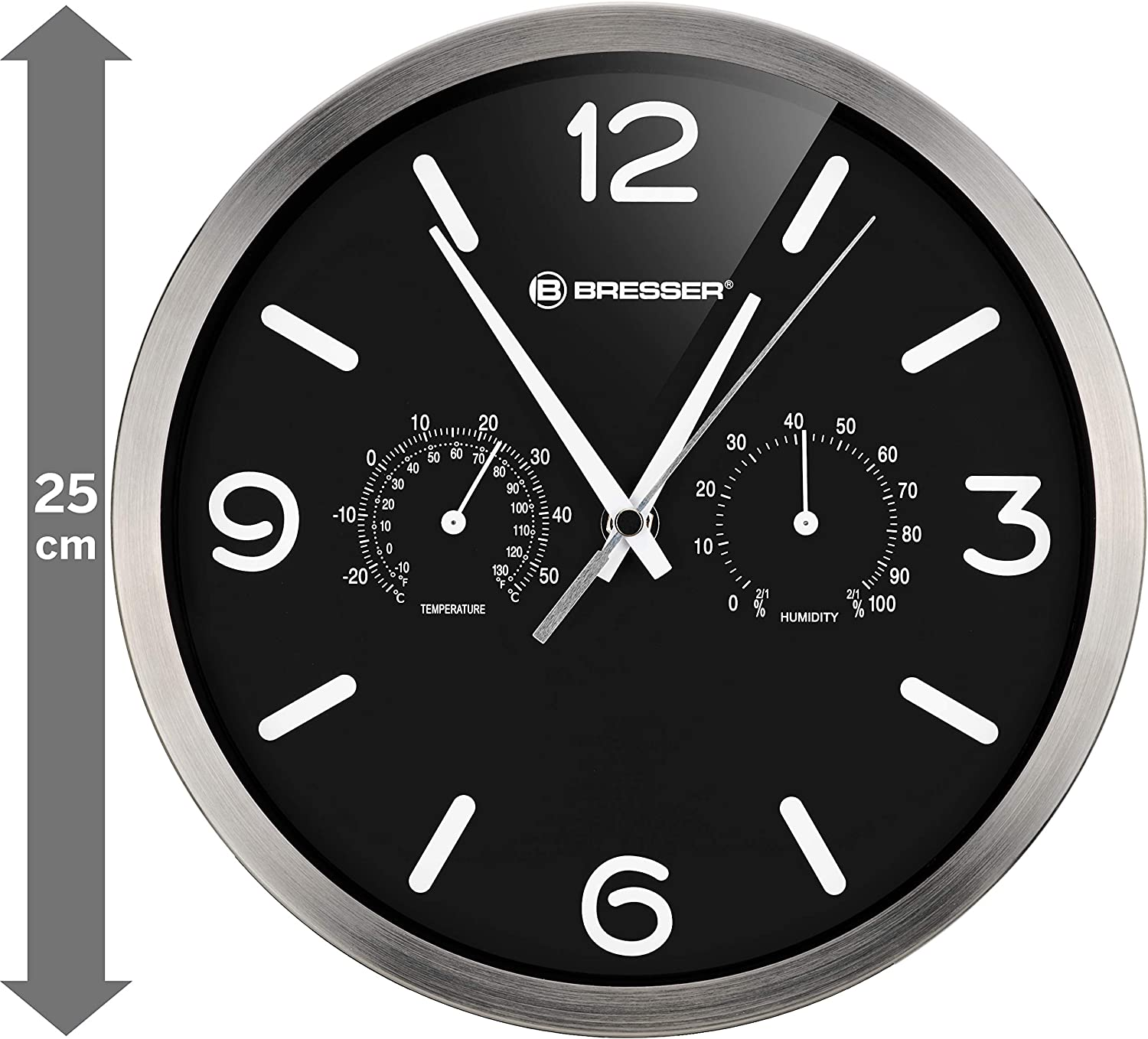 Runde Uhr mit schwarzem Zifferblatt, silbernem Rahmen und weißen Zahlen. Zeigt Temperatur und Luftfeuchtigkeit.