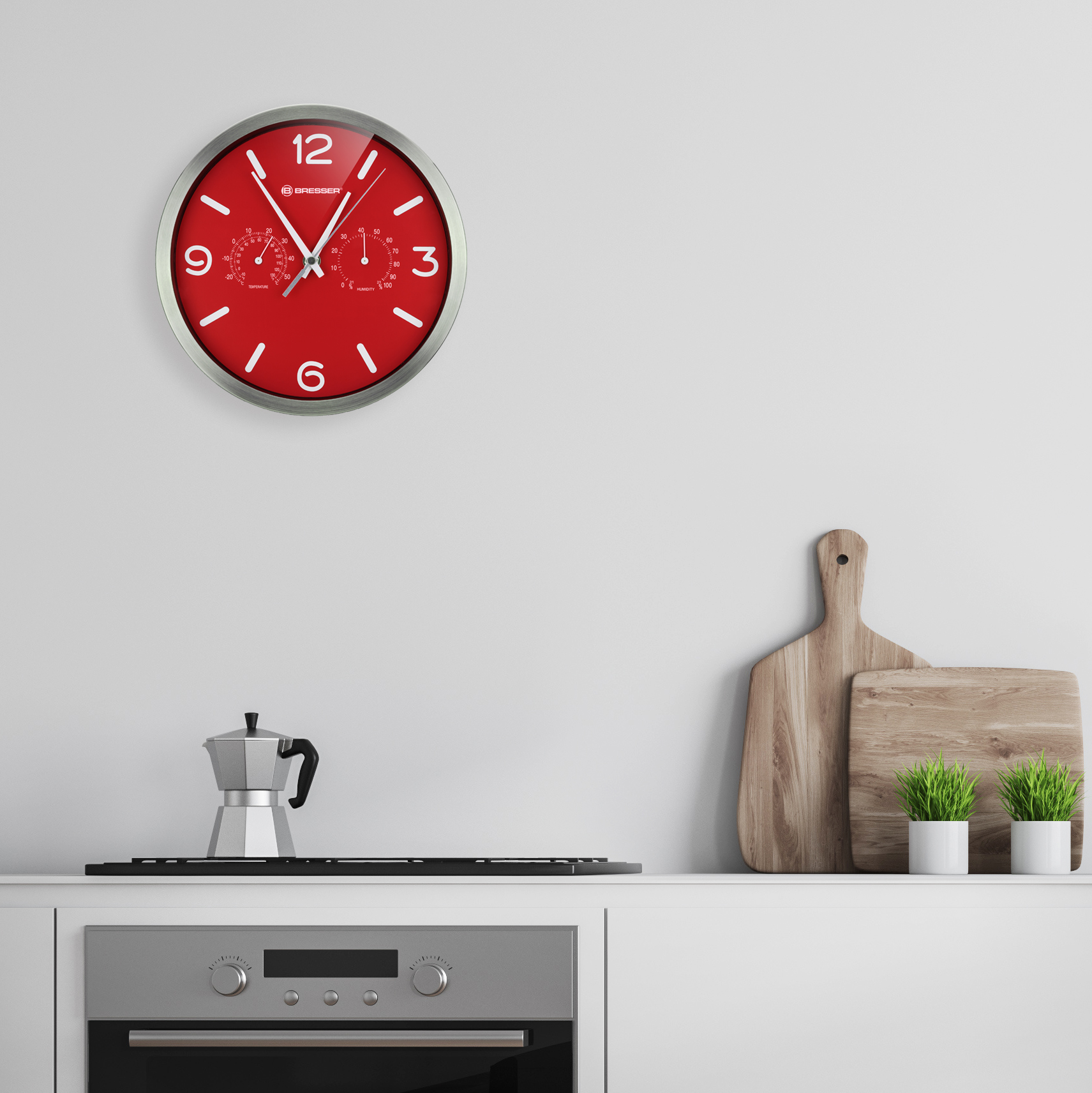 Rote Wanduhr mit weißen Zahlen, schwarzen Zahlen und Temperaturanzeigen an weißer Wand.