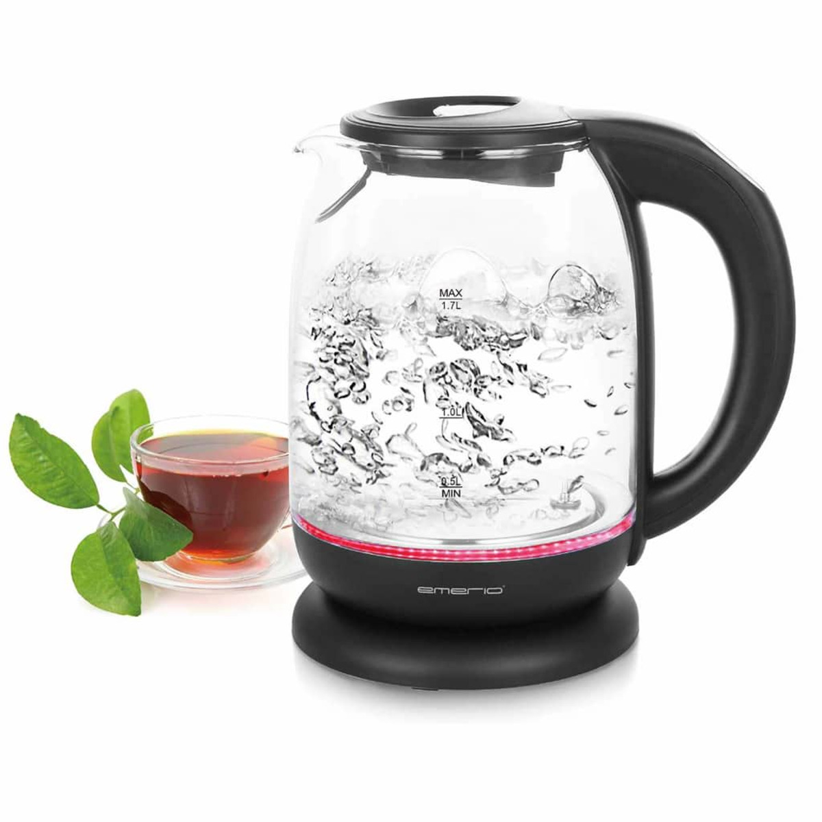 Ein elektrischer Glaskessel mit kochendem Wasser und einer Tasse Tee.