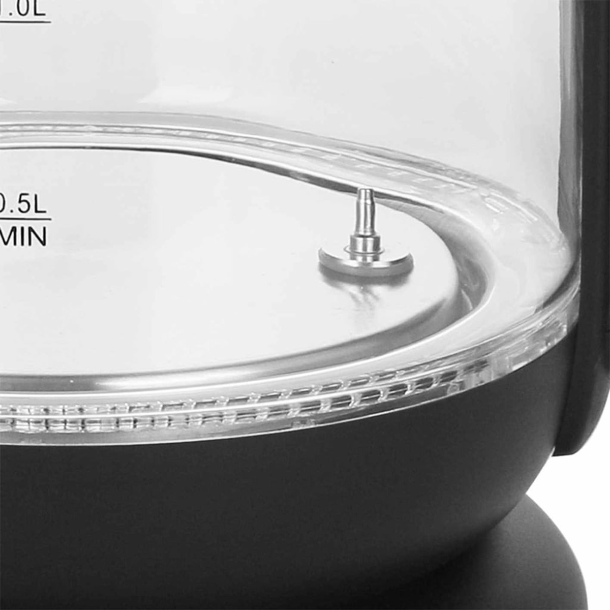 Nahaufnahme des Deckels eines Wasserkochers, der das Innere mit einem metallischen Element und Markierungen zeigt.