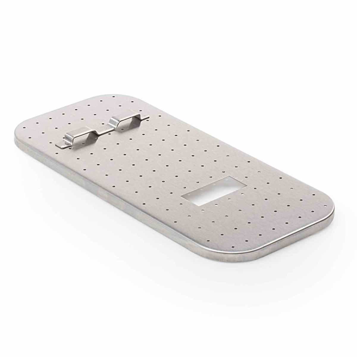 Perforowana metalowa taca z dwoma uchwytami, pokazująca liczne małe otwory i prostokątne wycięcie.