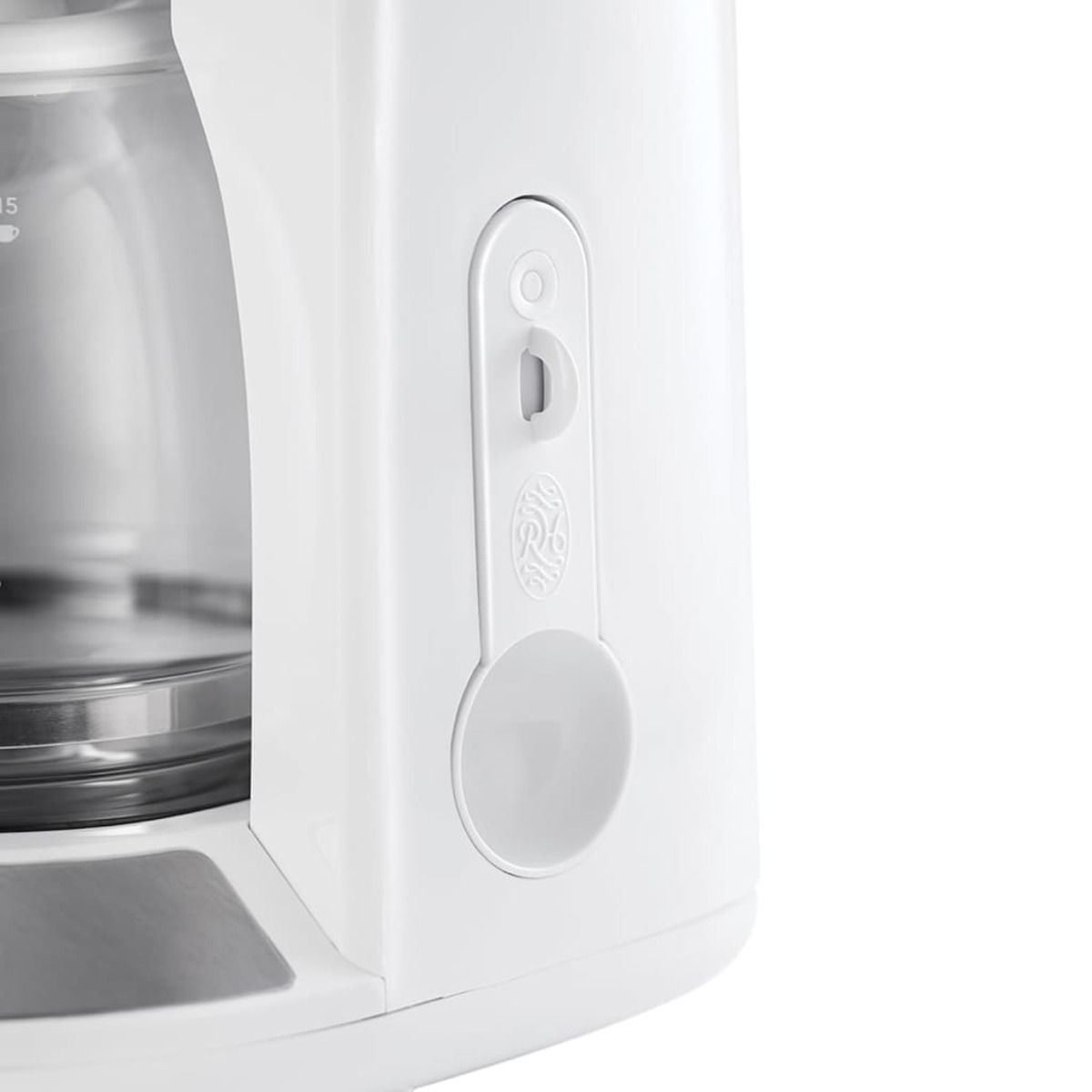 Detail einer weißen Kaffeemaschine mit Löffelhalter und Wasserstand.