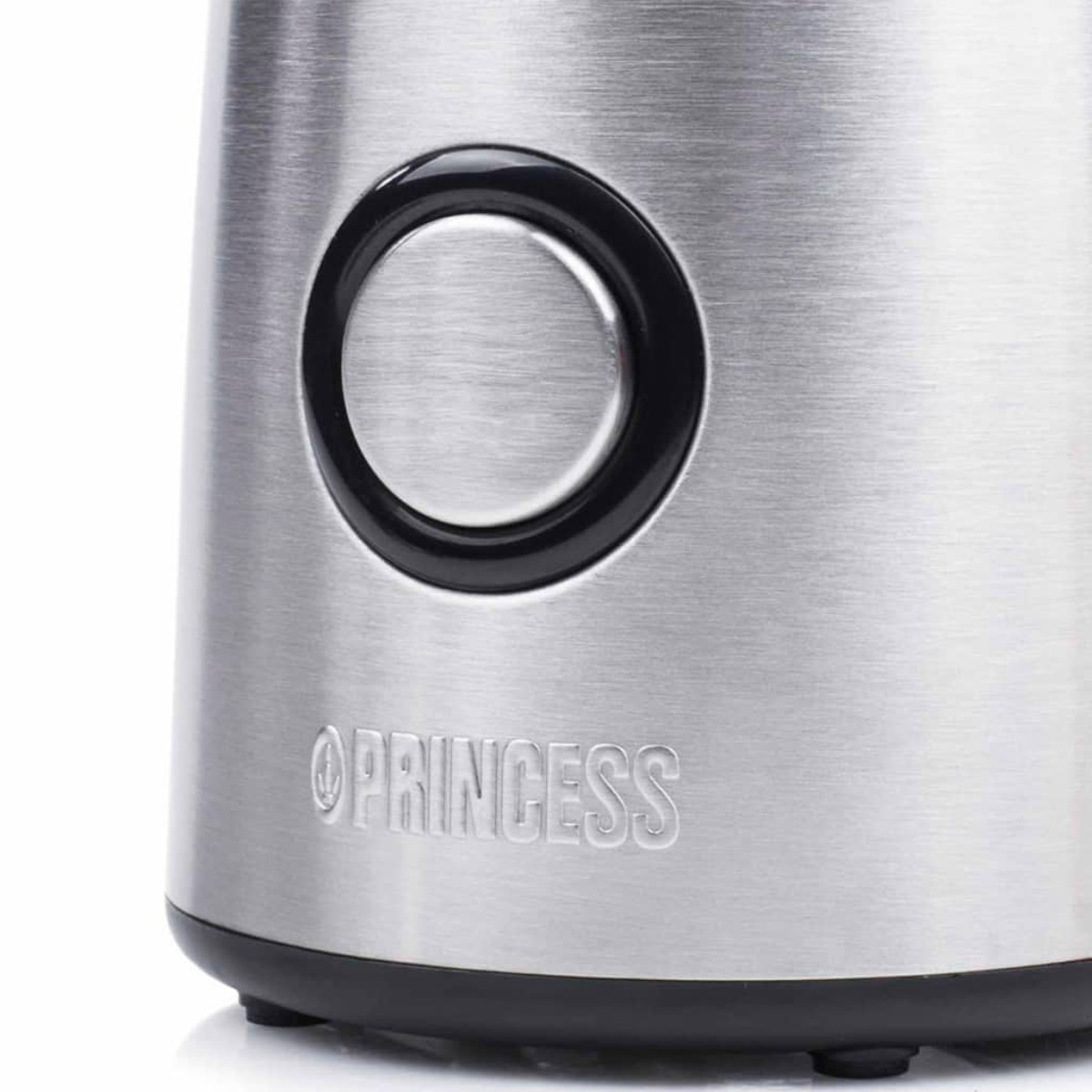 Zbliżenie metalowej, szczotkowanej powierzchni z wytłoczonym napisem 'PRINCESS'. Nad nim czarny okrąg.