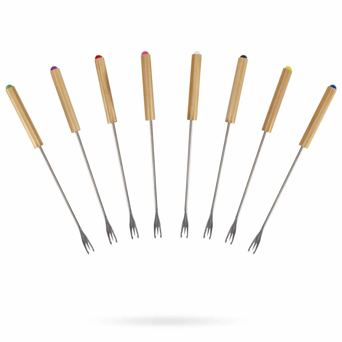 Widelce do fondue z drewnianymi uchwytami i kolorowymi końcówkami, białe tło.