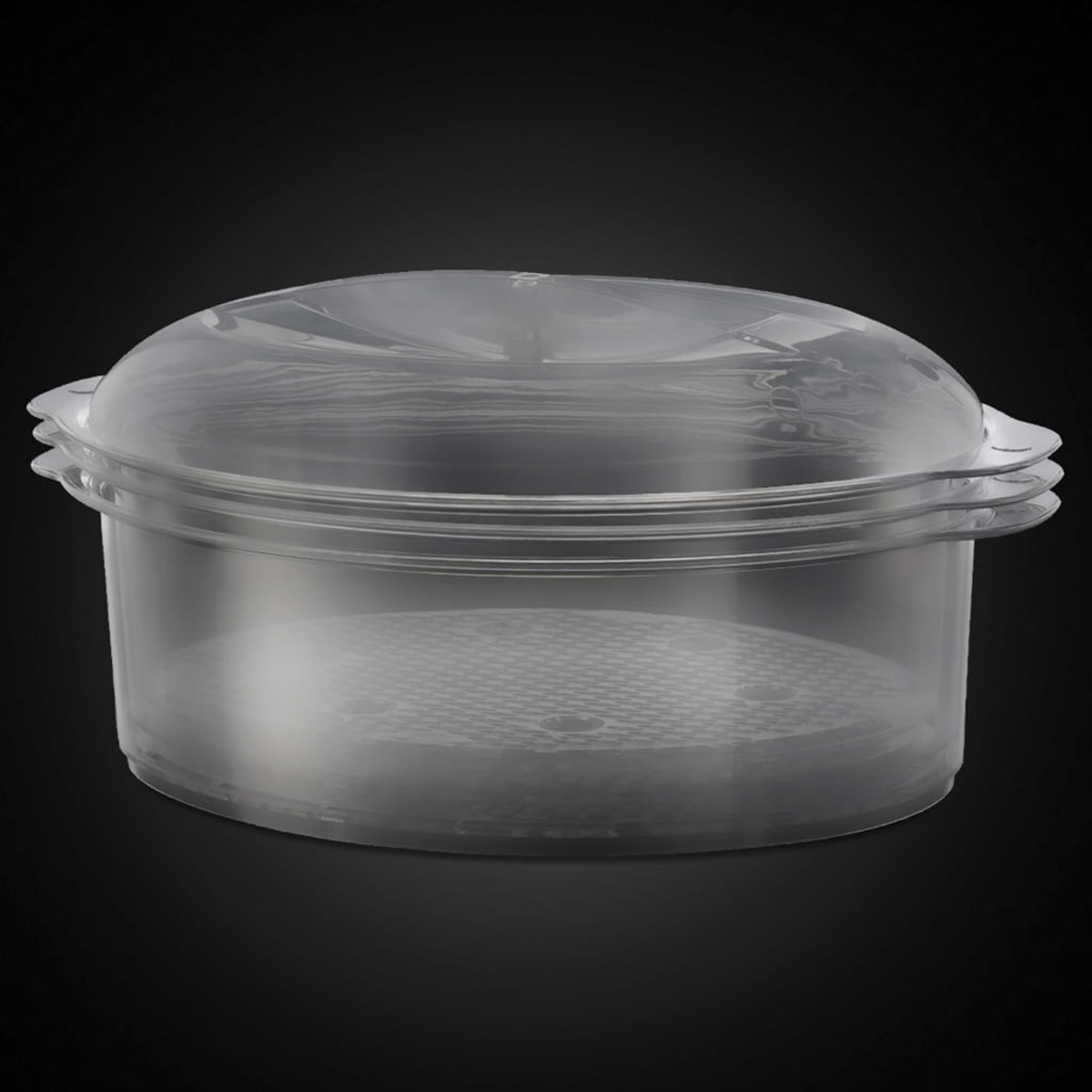 Przezroczysty plastikowy pojemnik na żywność z pokrywką. Czarne tło. Para i wzór na dnie.
