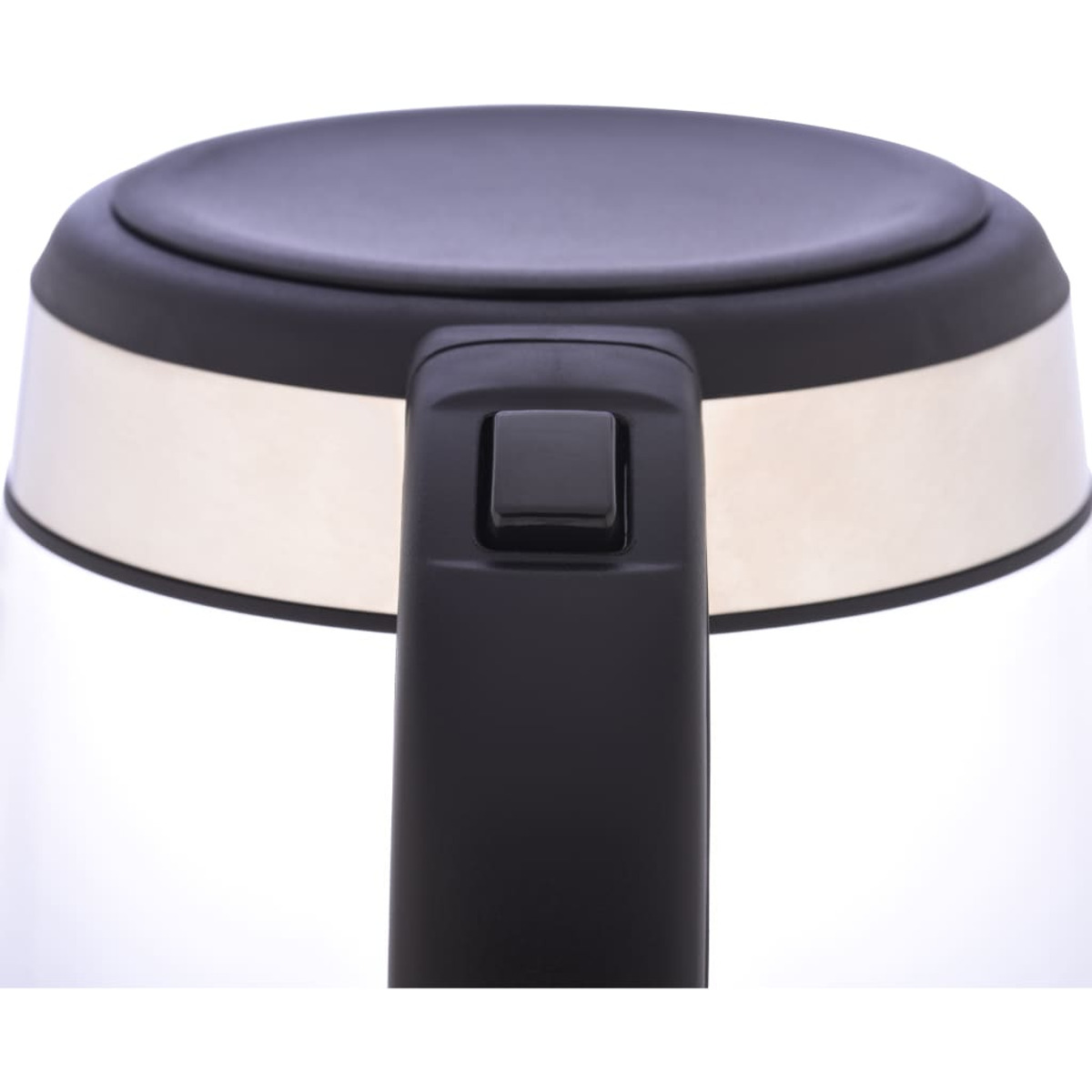 Nahaufnahme eines schwarzen Griffs an einem silbernen Wasserkocher.