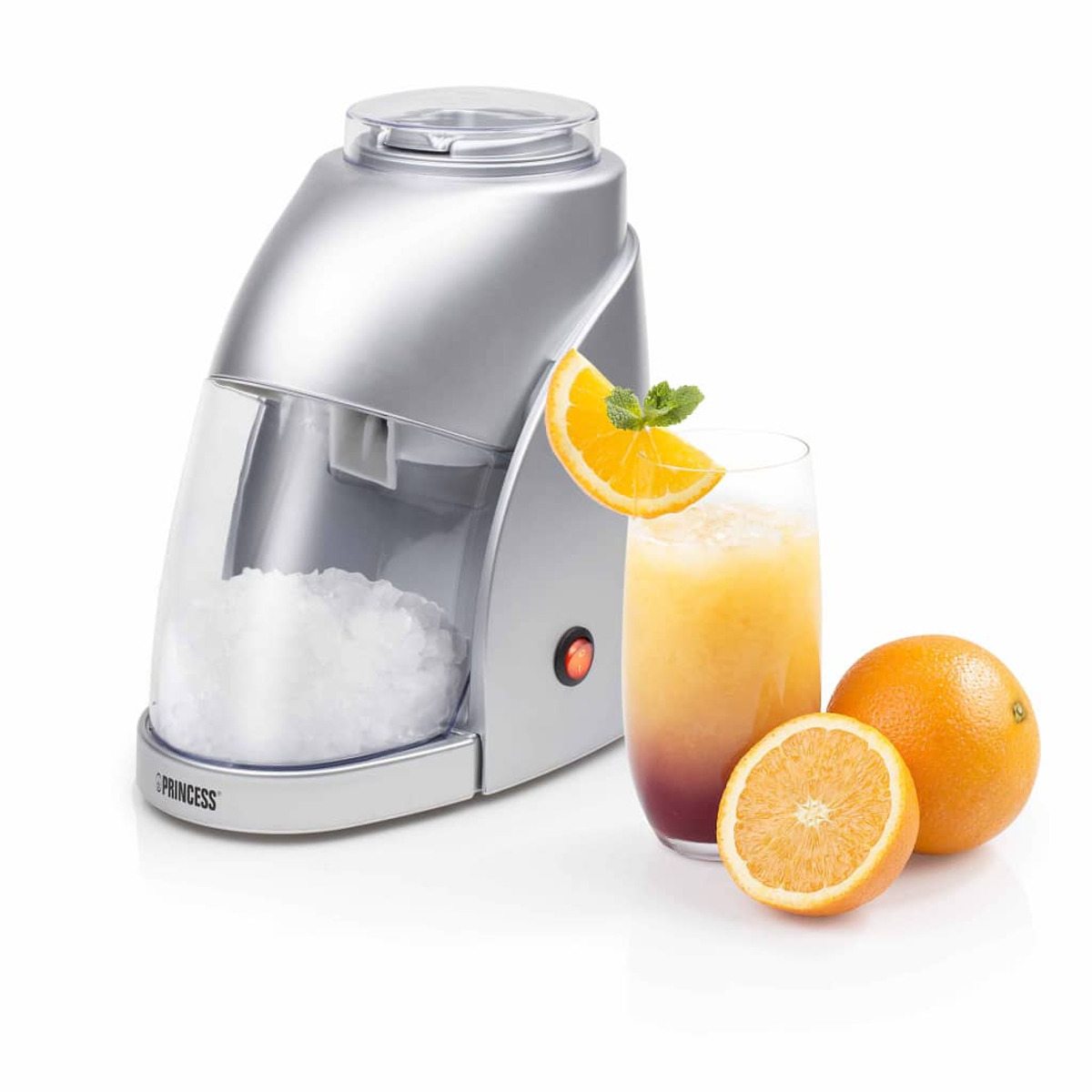 Silberner Eisrasierer mit Eis und Orangensaft, Orangenscheiben. Ein Glas Saft und ein Minzblatt.