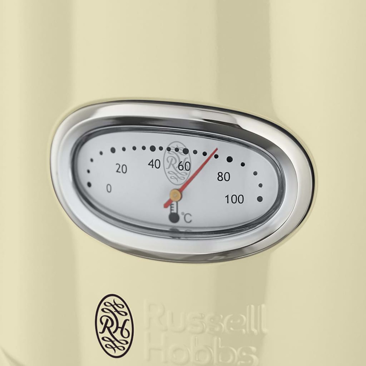 Nahaufnahme des Temperaturmessgeräts eines cremefarbenen Wasserkochers, das 60 Grad Celsius anzeigt.