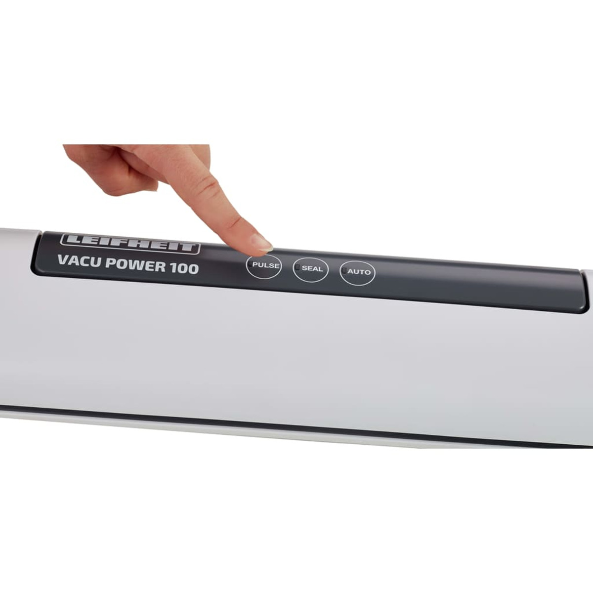 Eine Hand, die eine Taste auf einem weißen Gerät mit der Aufschrift VACU POWER 100 drückt, mit Tastenoptionen.