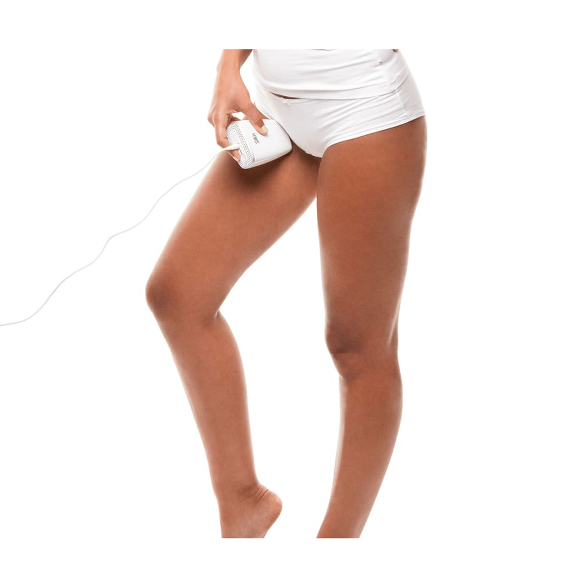 Piernas de mujer, sosteniendo un dispositivo de depilación. Pantalones cortos blancos y fondo blanco.