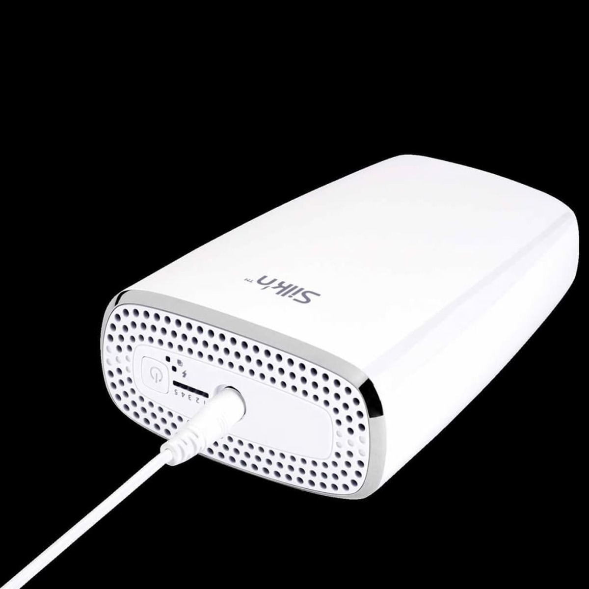 Dispositivo rectangular blanco con cable de carga enchufado, fondo negro.