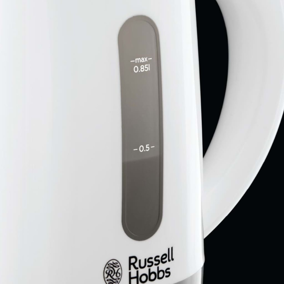 Biały czajnik elektryczny ze wskaźnikiem poziomu wody i logo Russell Hobbs.
