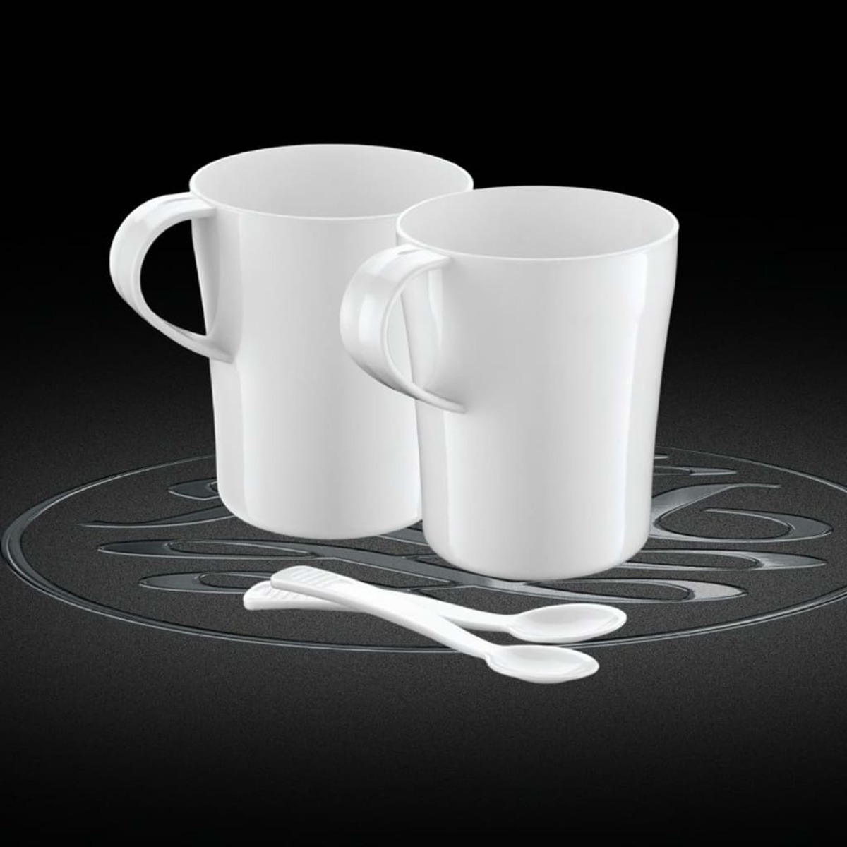 Dwa białe kubki i dwie białe łyżki na szklanym talerzu na czarnej powierzchni. Czarne tło.