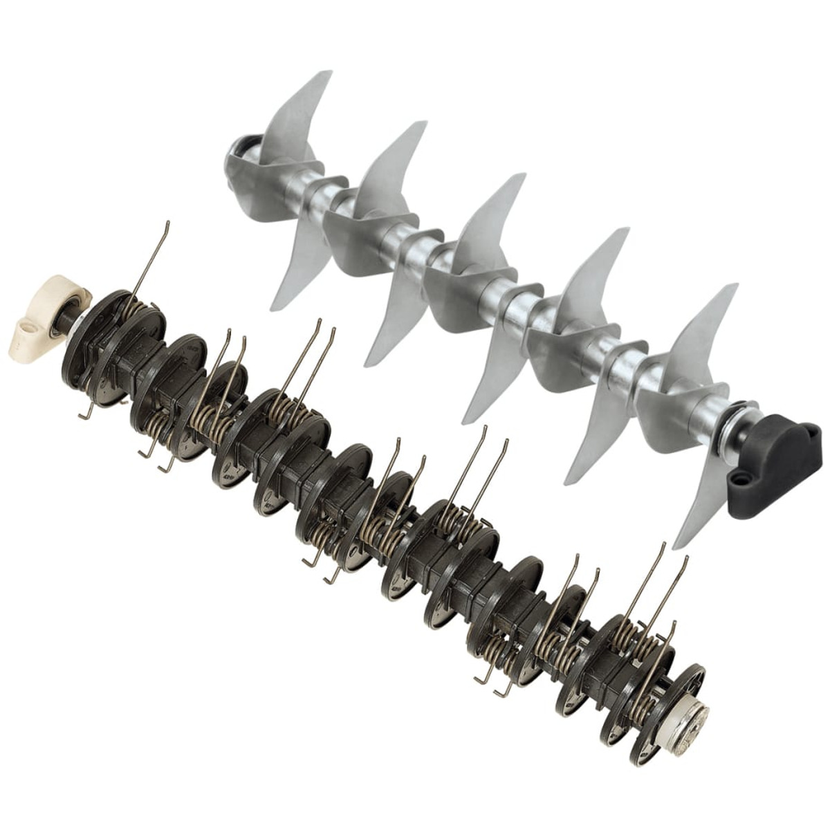 Zwei Rasenlüfterteile. Metallklingen, schwarze und silberne Komponenten, weißer Hintergrund.