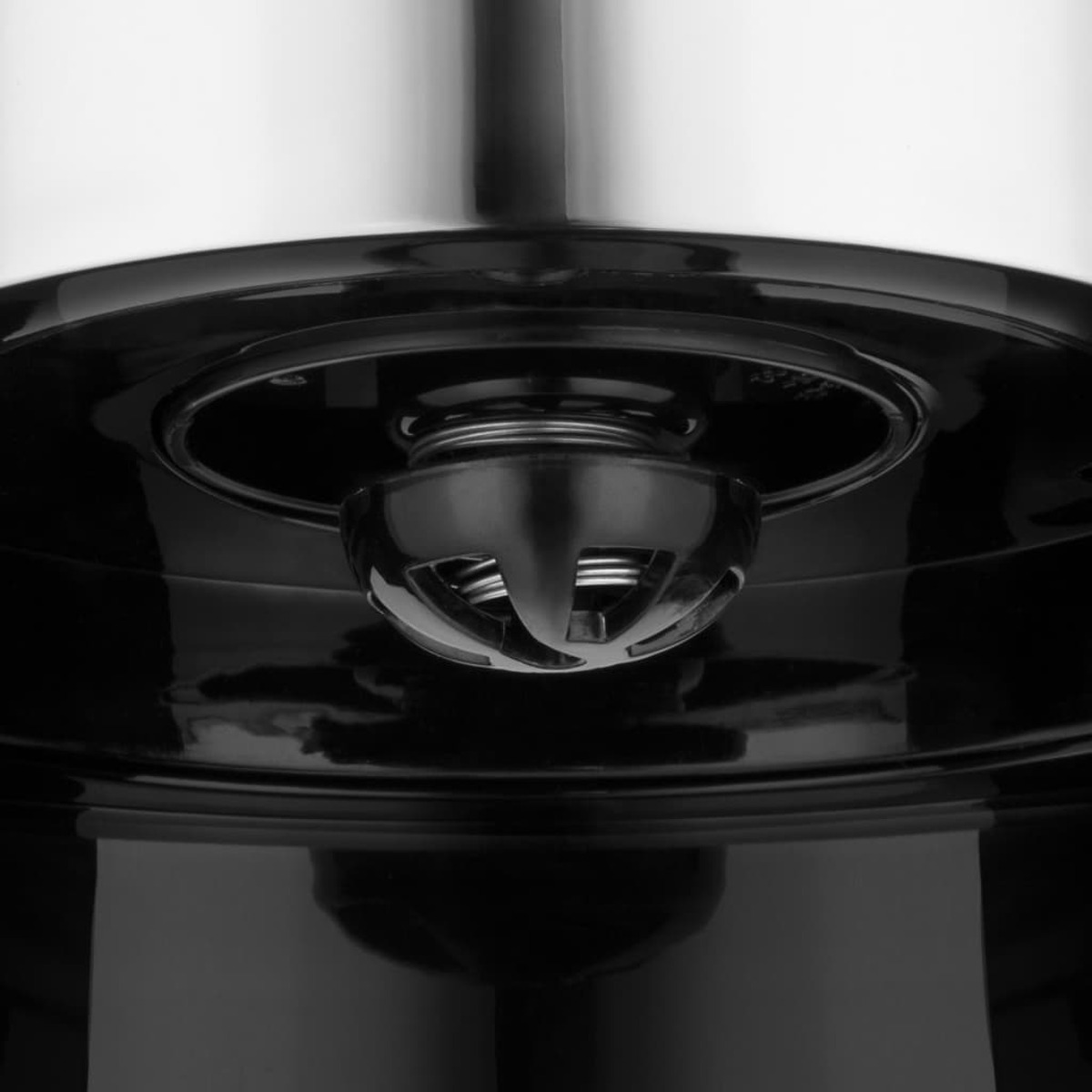 Zbliżenie czarno-srebrnego przedmiotu dekoracyjnego. Błyszcząca powierzchnia o unikalnym wzorze.