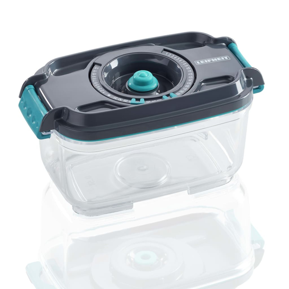 Un recipiente rectangular transparente Leifheit para alimentos con tapa gris y cierres de color verde azulado.