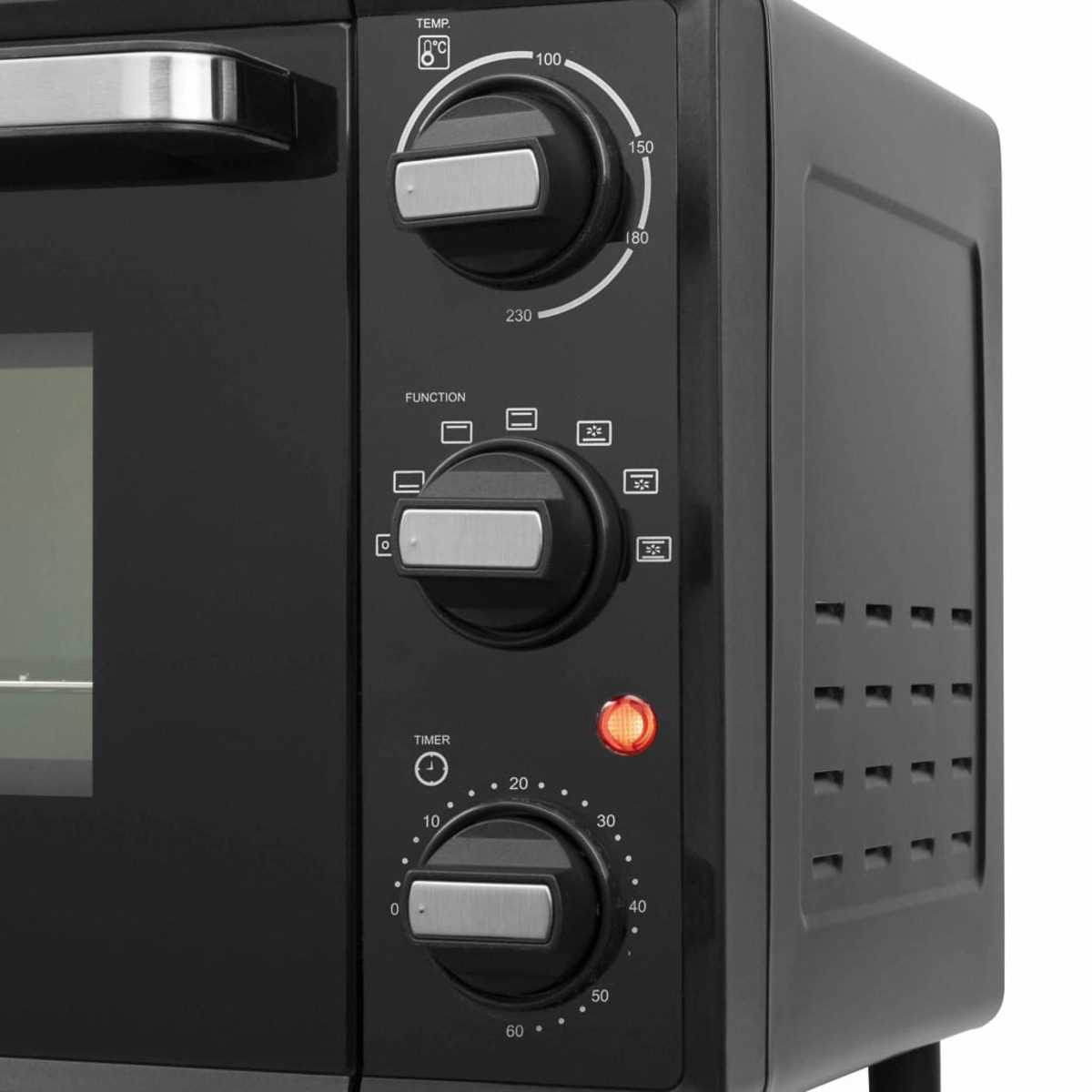 Czarny mini piekarnik z regulatorami: temperatura, funkcja i timer. Świeci się czerwone światło. Białe tło.