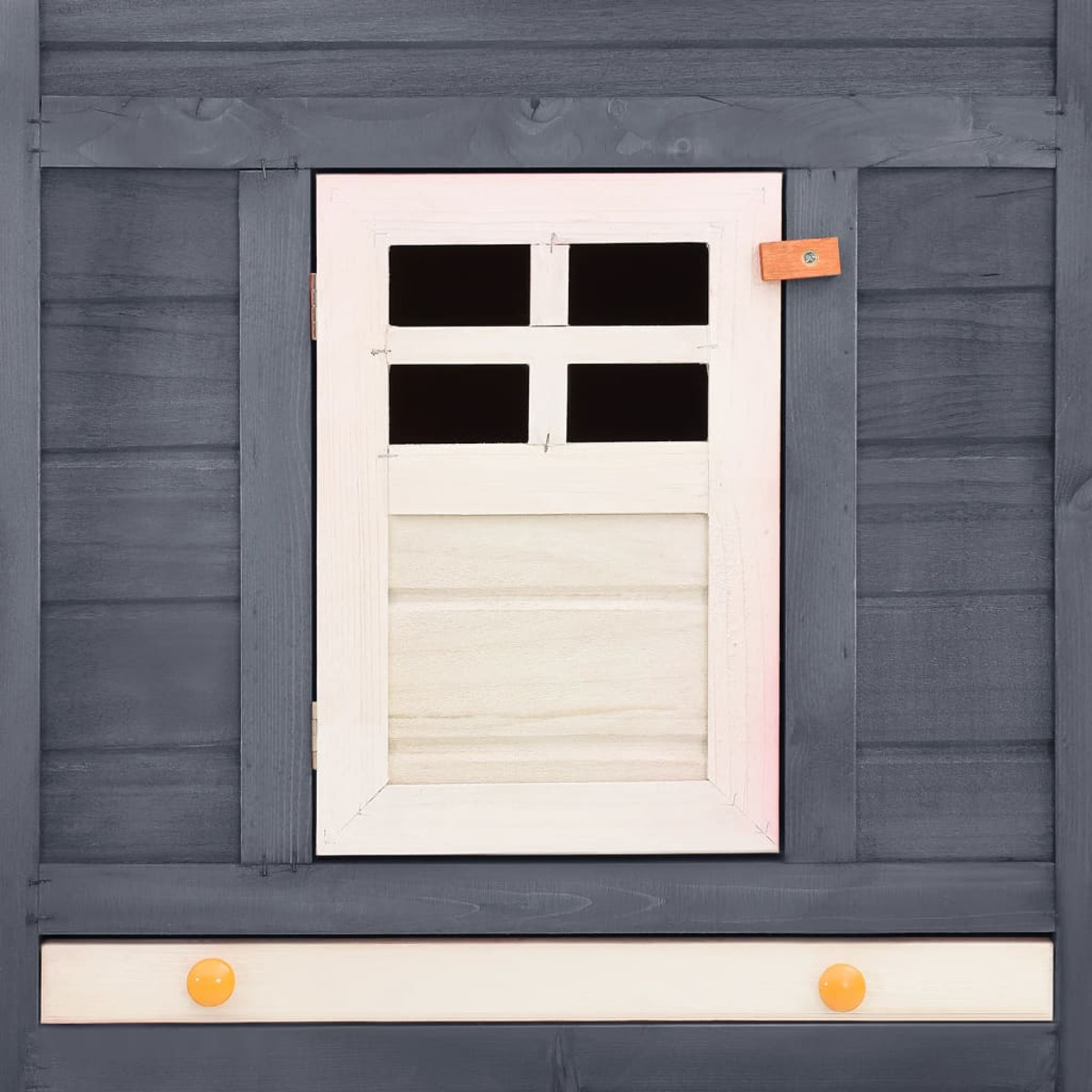 Holzspielhausfenster mit weißem Rahmen, vier schwarzen Quadraten und geschlossenem Holzverschluss.