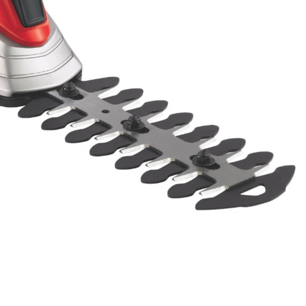 La lame d'un taille-haie. Elle est argentée avec des dents noires dentelées et des boulons.