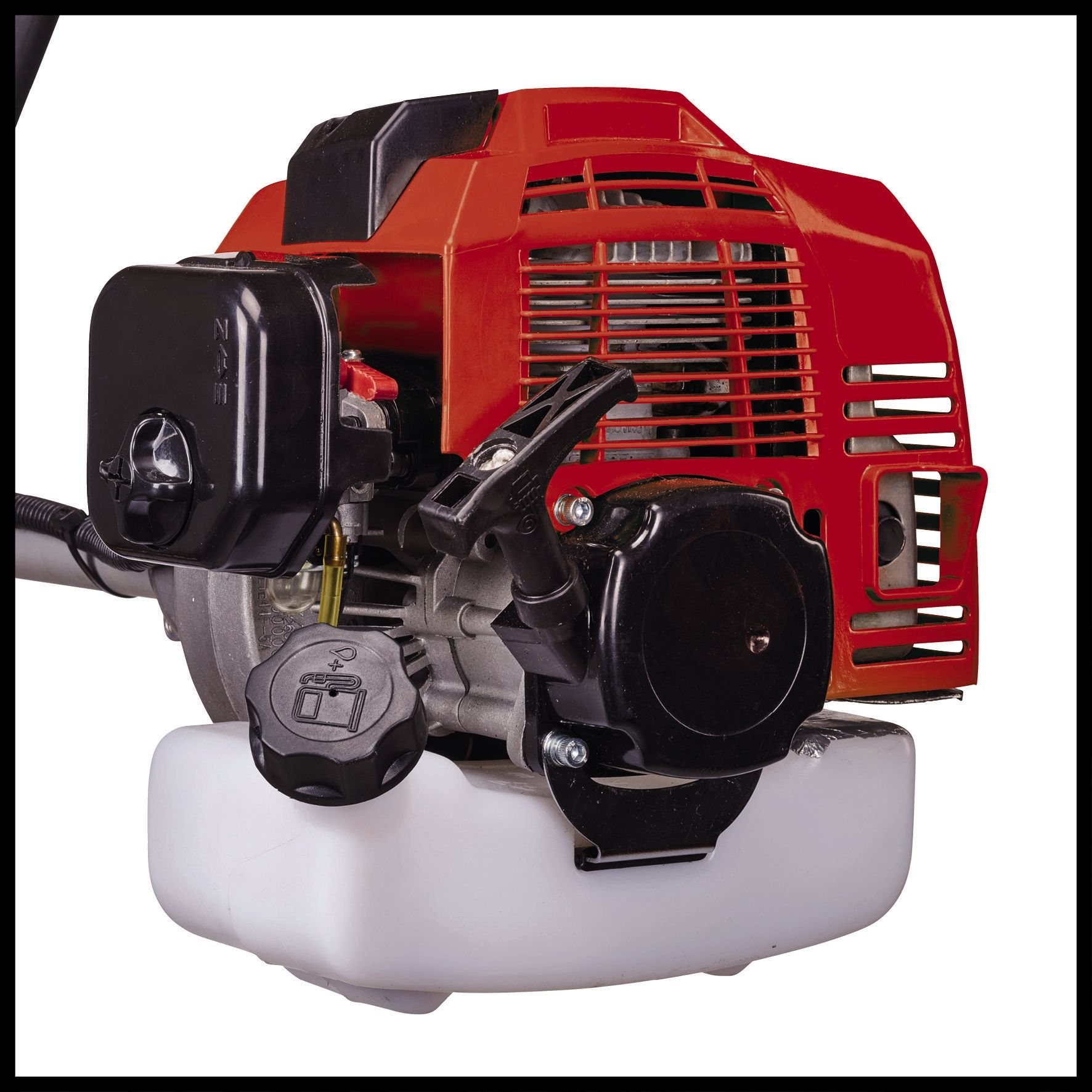Benzinmotor eines Trimmers mit roter Abdeckung, schwarzen Komponenten und weißem Kraftstofftank. Weißer Hintergrund.