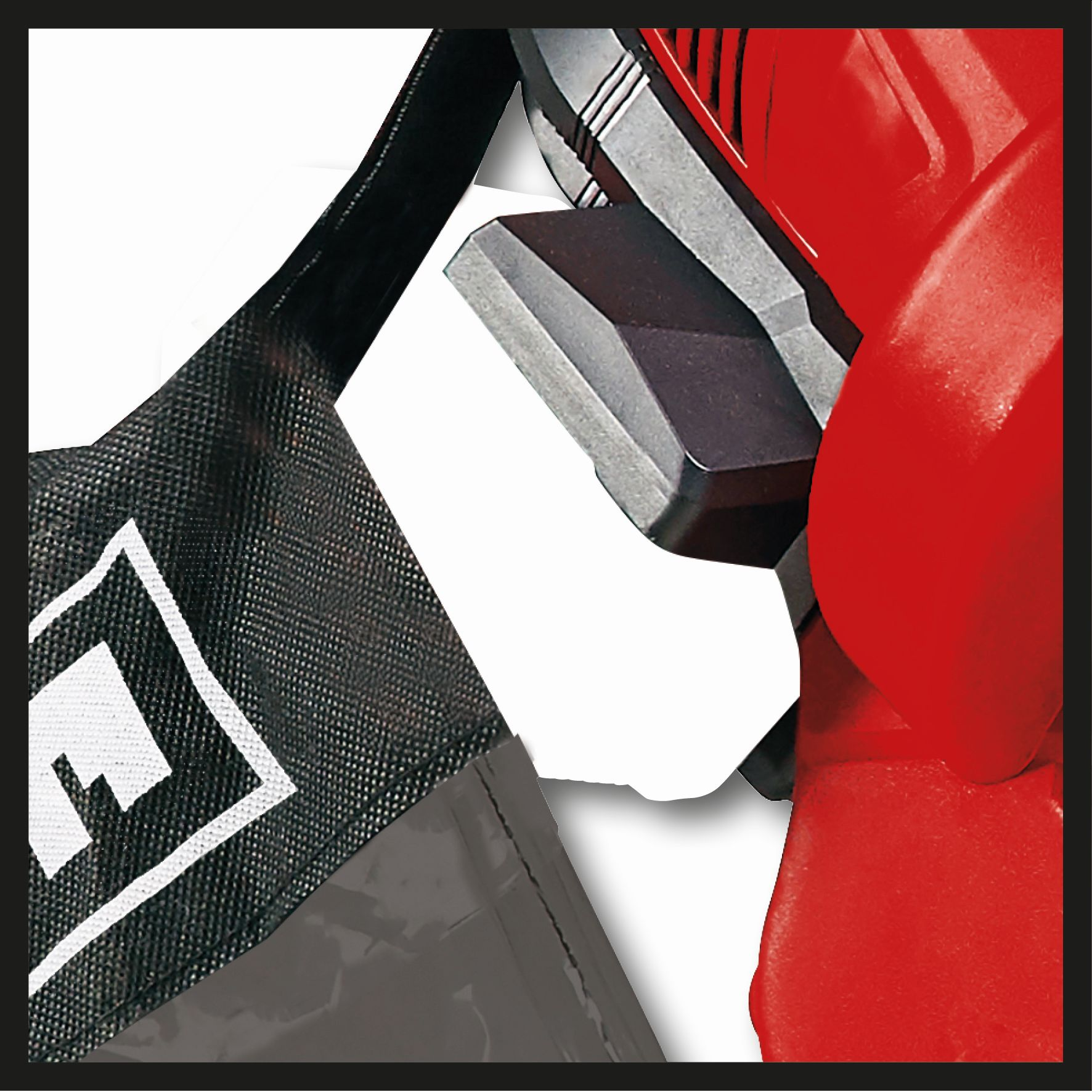 Eine Nahaufnahme einer schwarzen Tasche und roten Boxhandschuhen, vermutlich ein Sportausrüstungsset.