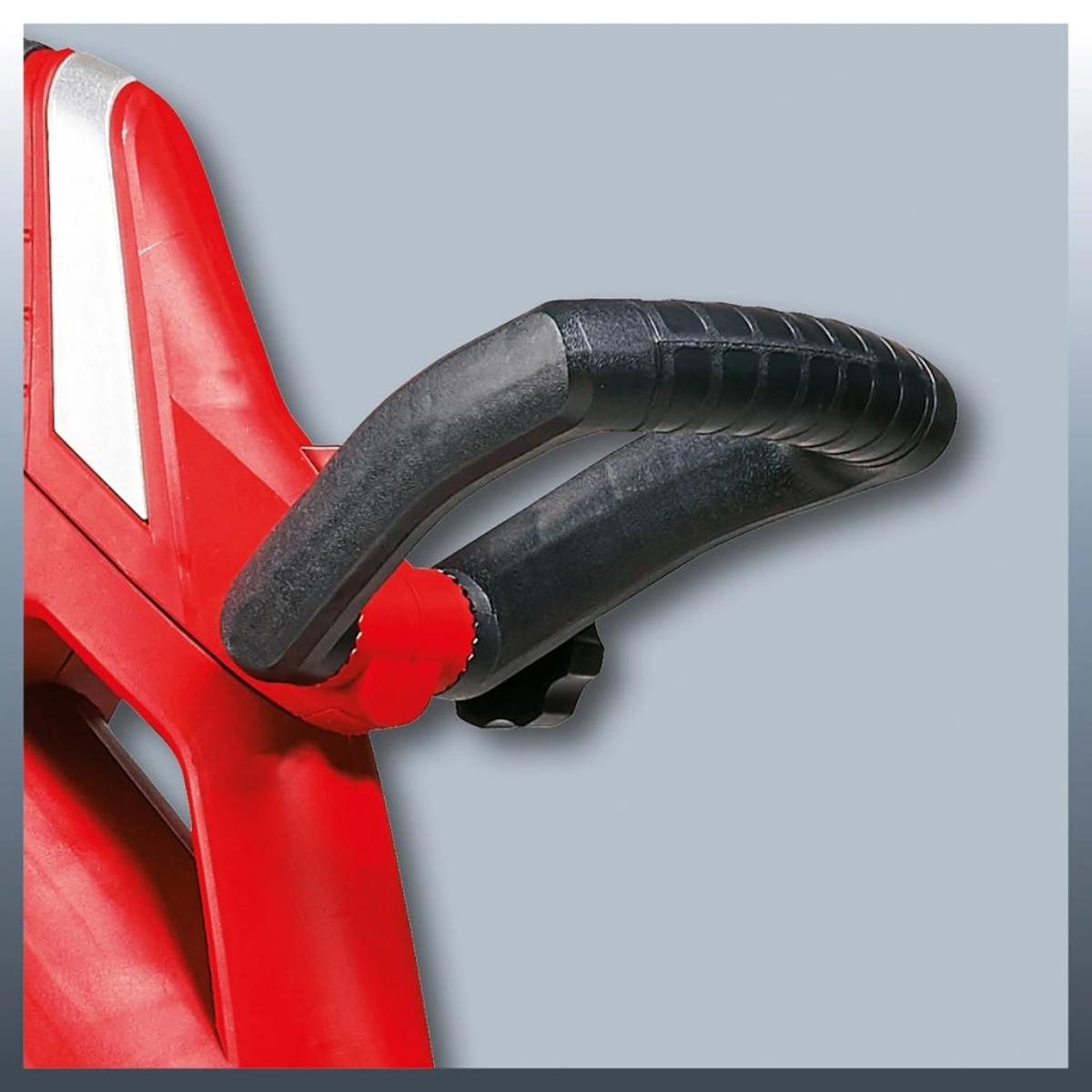 Ein roter und schwarzer Rasenkanten-Griff. Der Griff ist gebogen und hat einen roten Knopf.