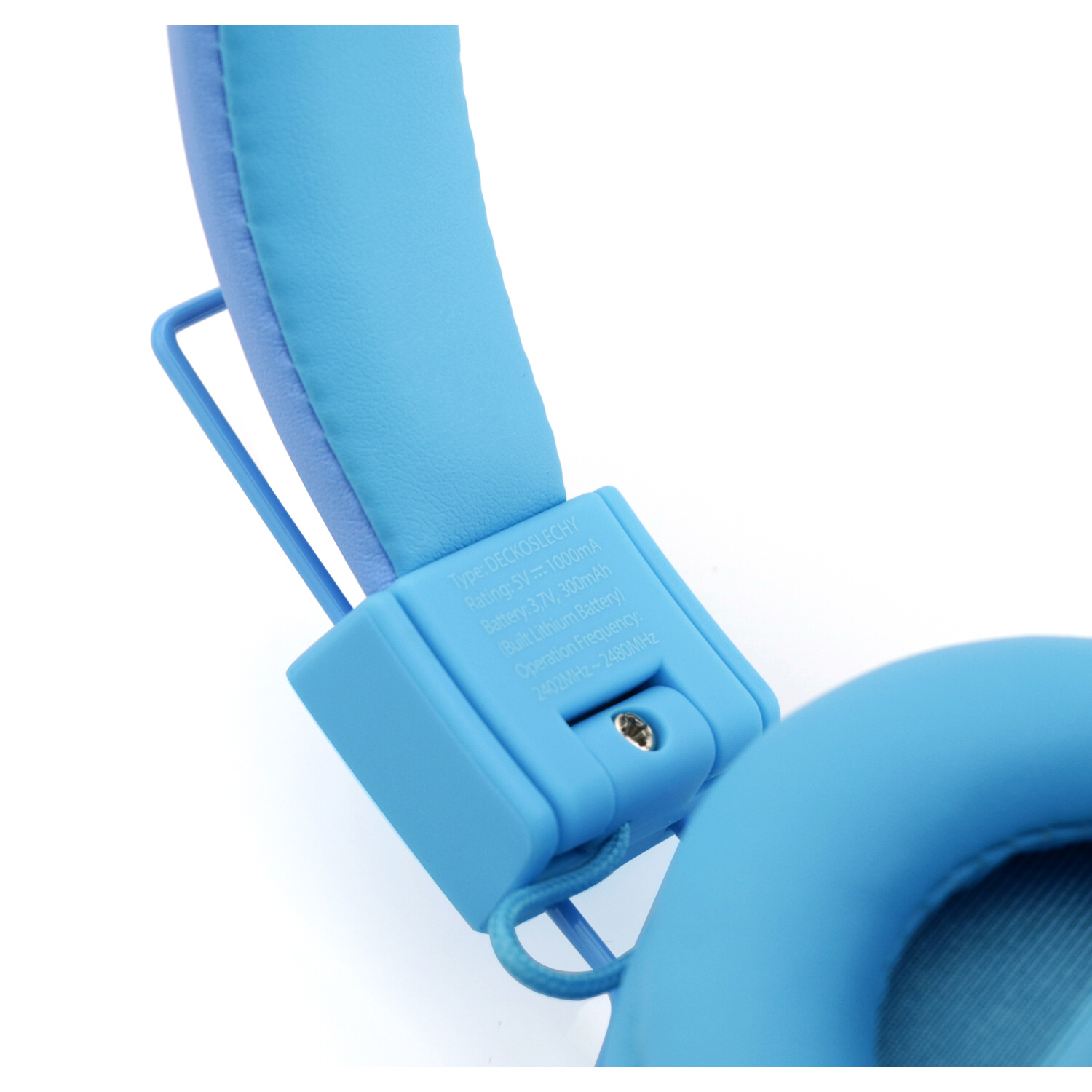 Blaue Kopfhörer-Detailansicht, die das Innere mit Text und Kabel zeigt.