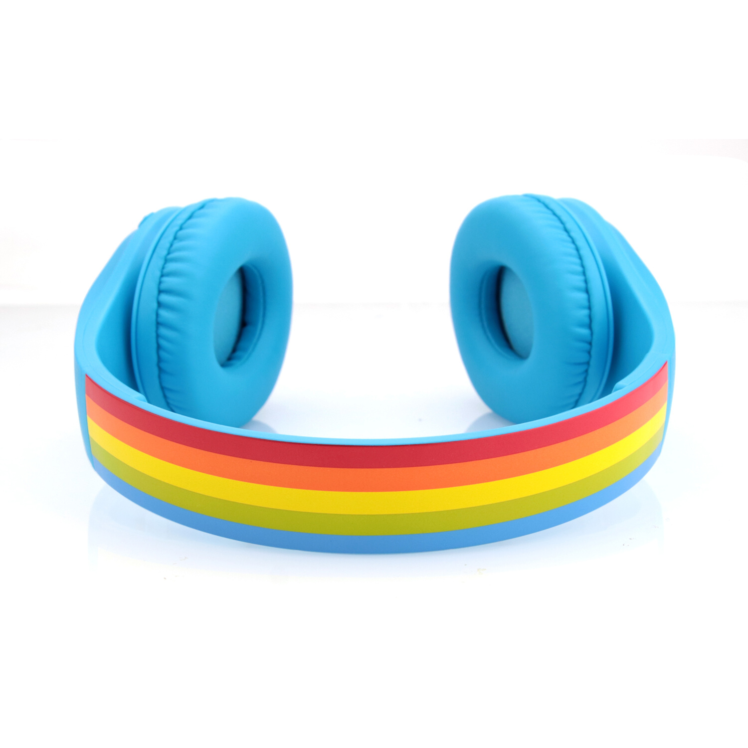 Blaue Kopfhörer mit einem regenbogenfarbenen Band. Weißer Hintergrund.
