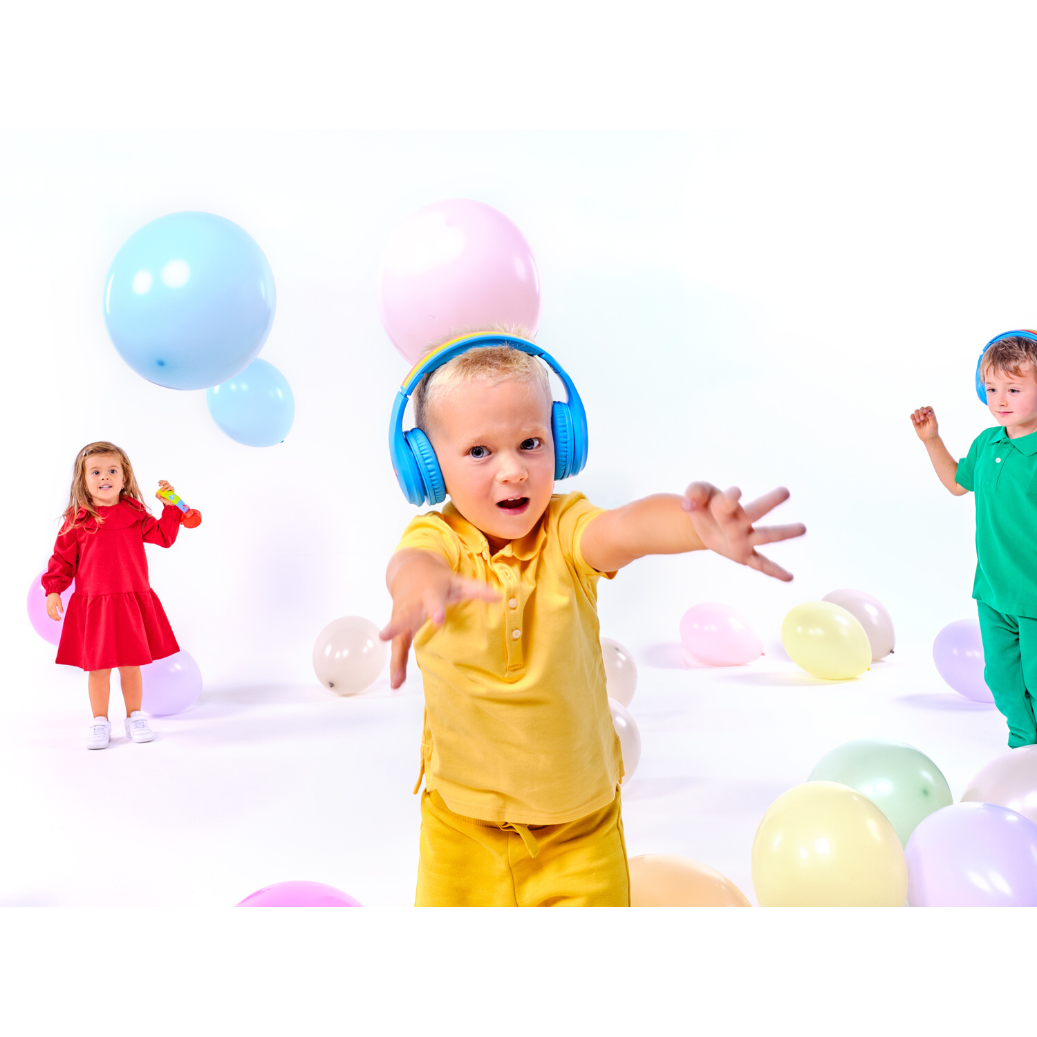 Kinder mit Kopfhörern und Luftballons. Ein Kind gestikuliert. Weißer Hintergrund.
