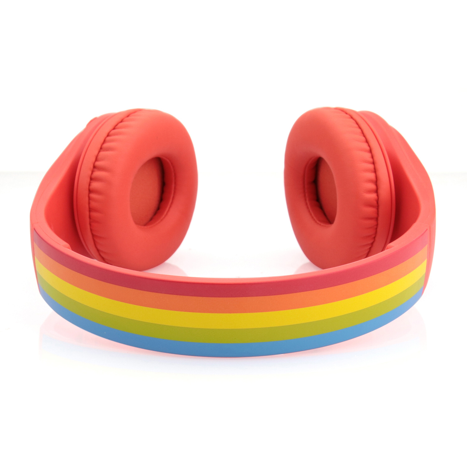 Rote Kopfhörer mit einem regenbogenfarbenen Band oben auf weißem Hintergrund.