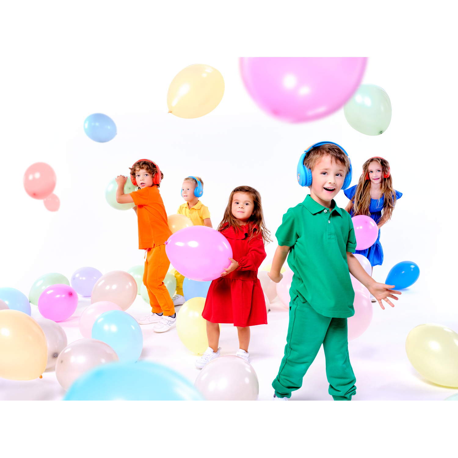 Gruppe von Kindern mit Kopfhörern und Luftballons auf weißem Hintergrund.