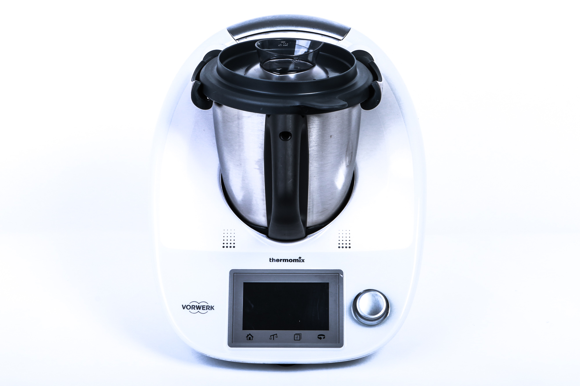 Ein weißer und silberner Foodprocessor mit schwarzem Deckel und digitalem Bildschirm. Der Markenname ist sichtbar.