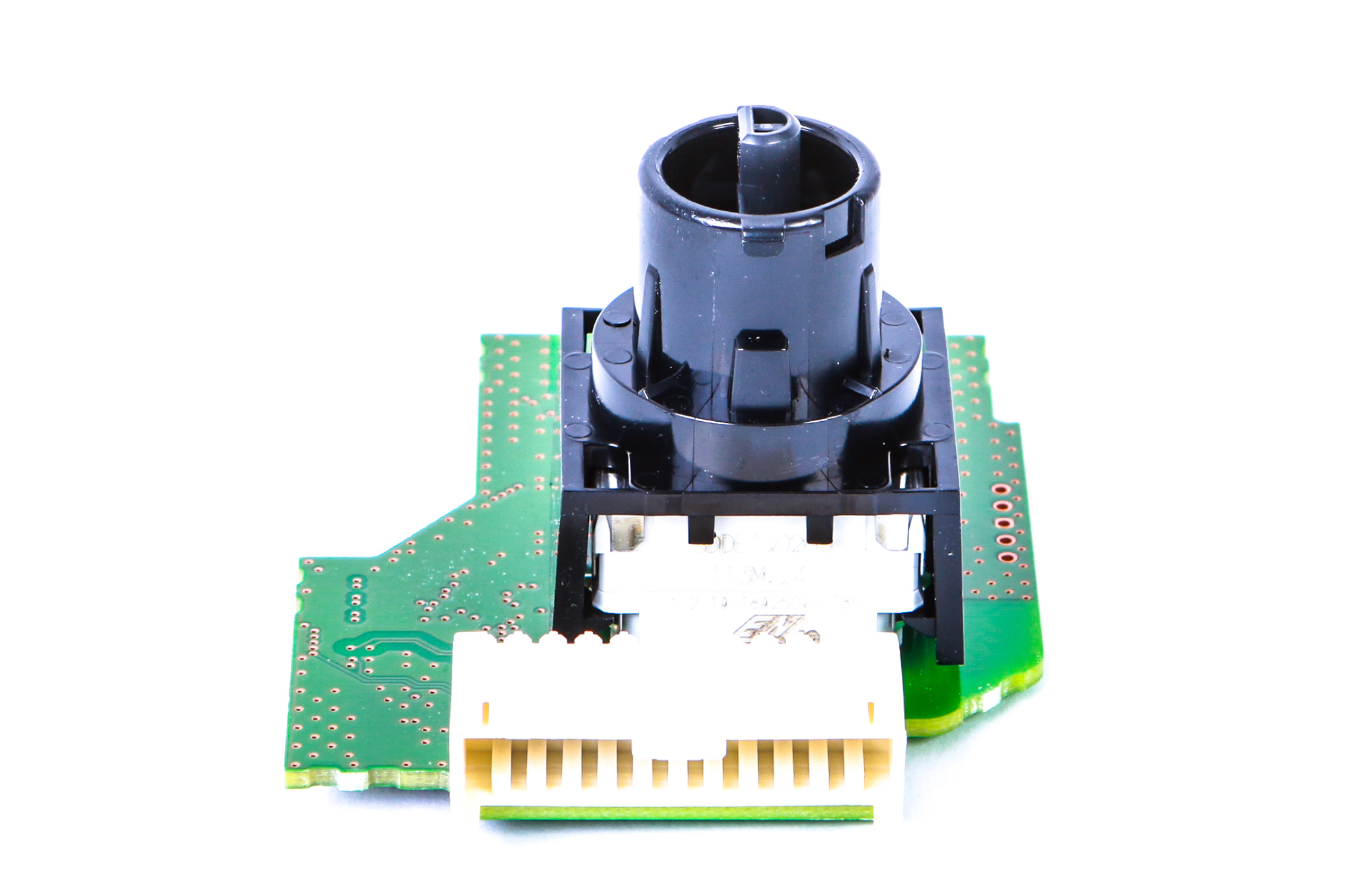 Elektronische Leiterplatte mit einem schwarzen Stecker und einem schwarzen Bauteil.