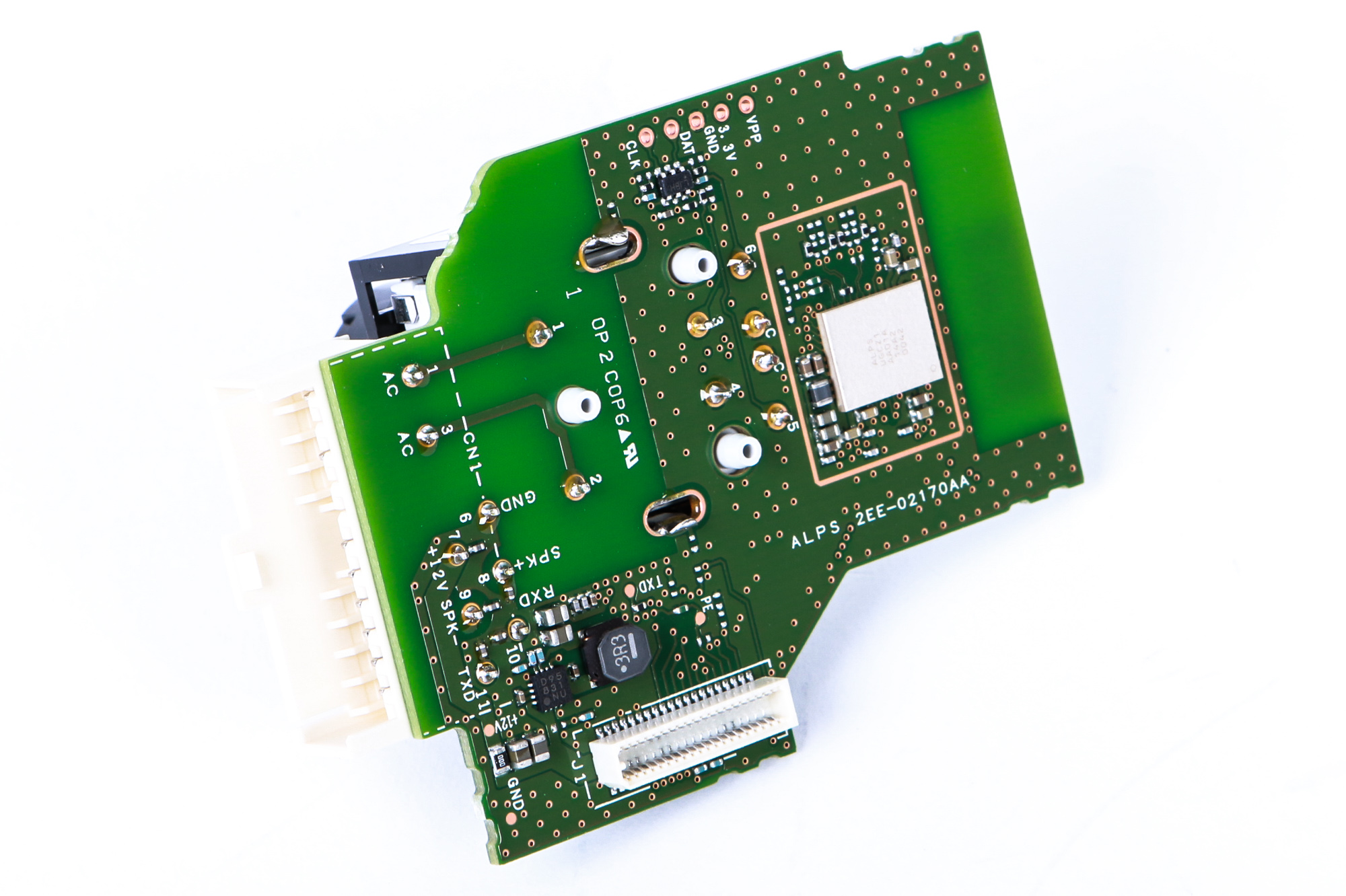 Eine grüne Leiterplatte mit verschiedenen elektronischen Bauteilen, aus einem Winkel betrachtet.