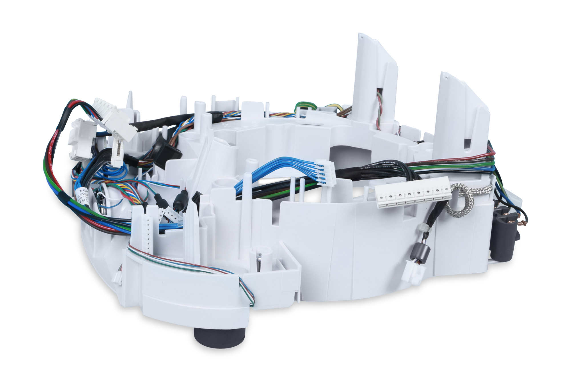 Eine elektronische Komponente mit Drähten und Steckern auf weißem Hintergrund. Komplexes Design.