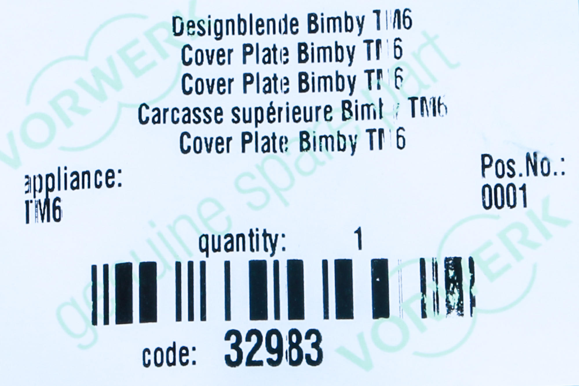 Ein Etikett mit Produktdetails, einschließlich Text auf Deutsch, einem Barcode und dem Code: 32983.
