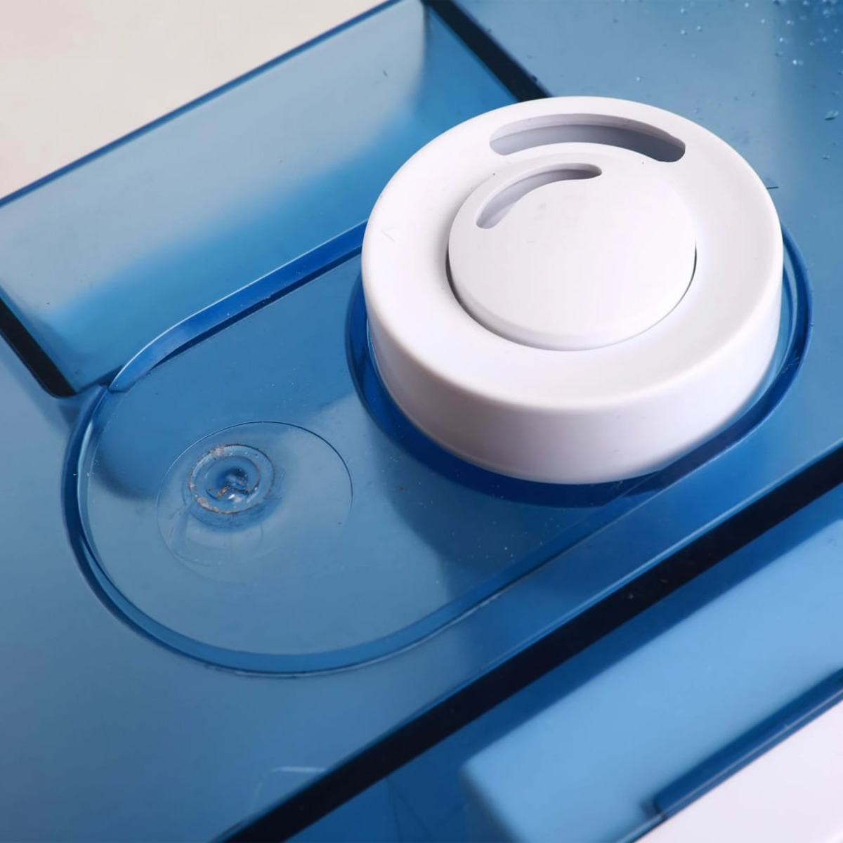 Niebieski i przezroczysty plastikowy pojemnik z białą pokrywą.