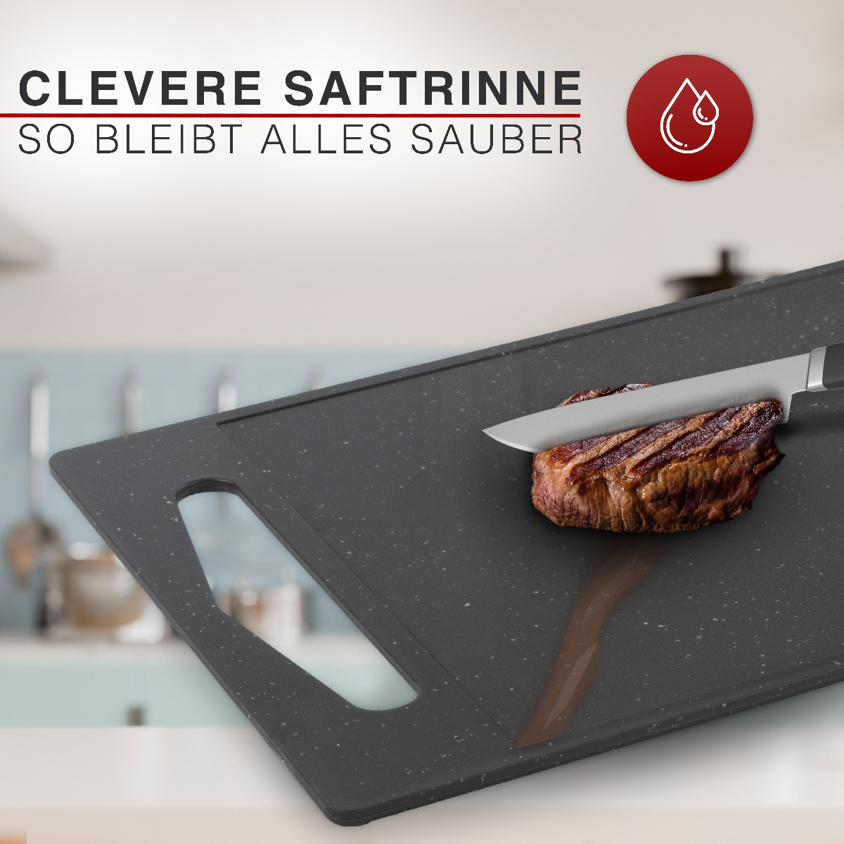 Deska do krojenia ze stekiem w trakcie krojenia. Tekst: 'CLEVERE SAFTRINNE SO BLEIBT ALLES SAUBER'.