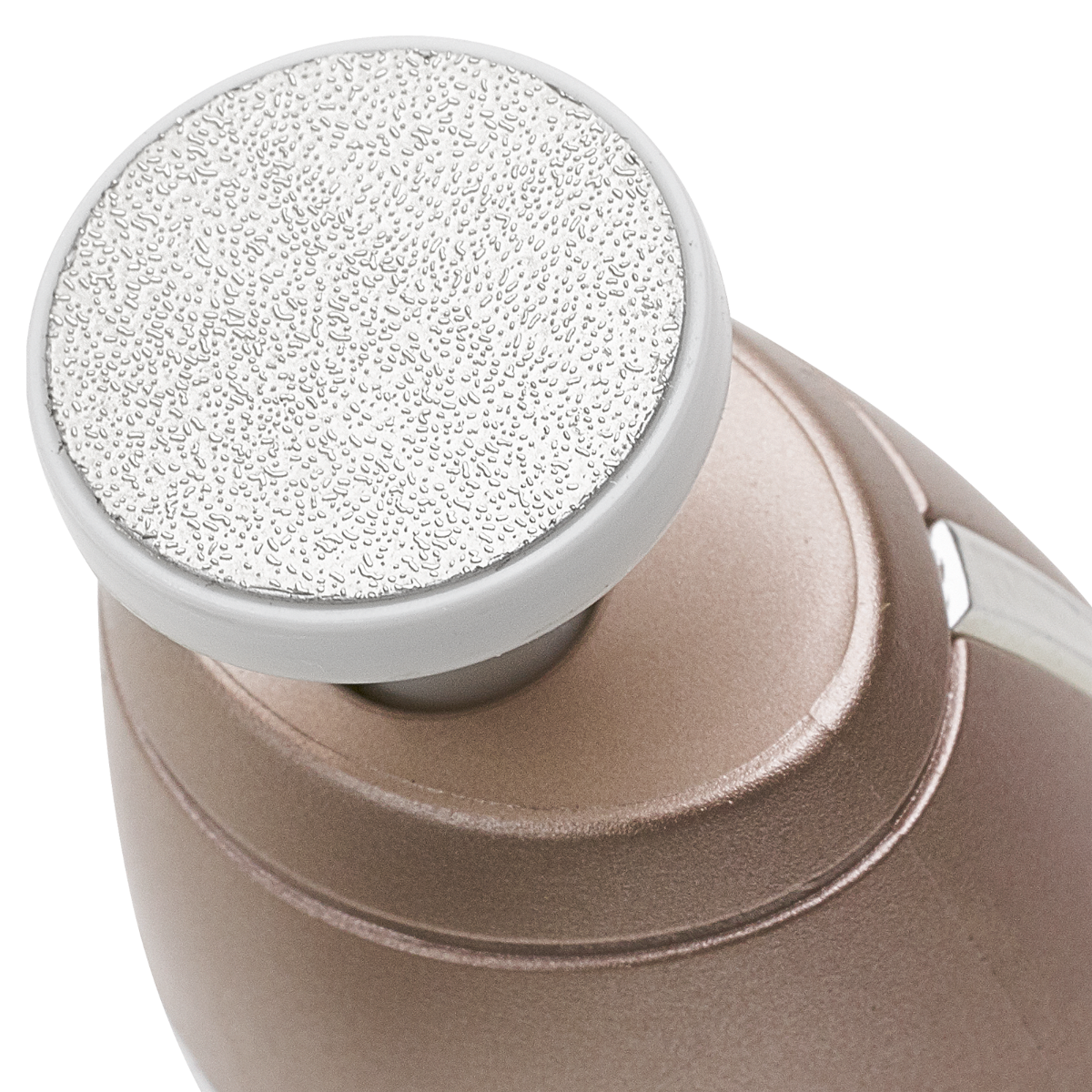 Zbliżenie urządzenia do pielęgnacji stóp w kolorze różowego złota z białą, teksturowaną, obracającą się głowicą na czarnym tle.