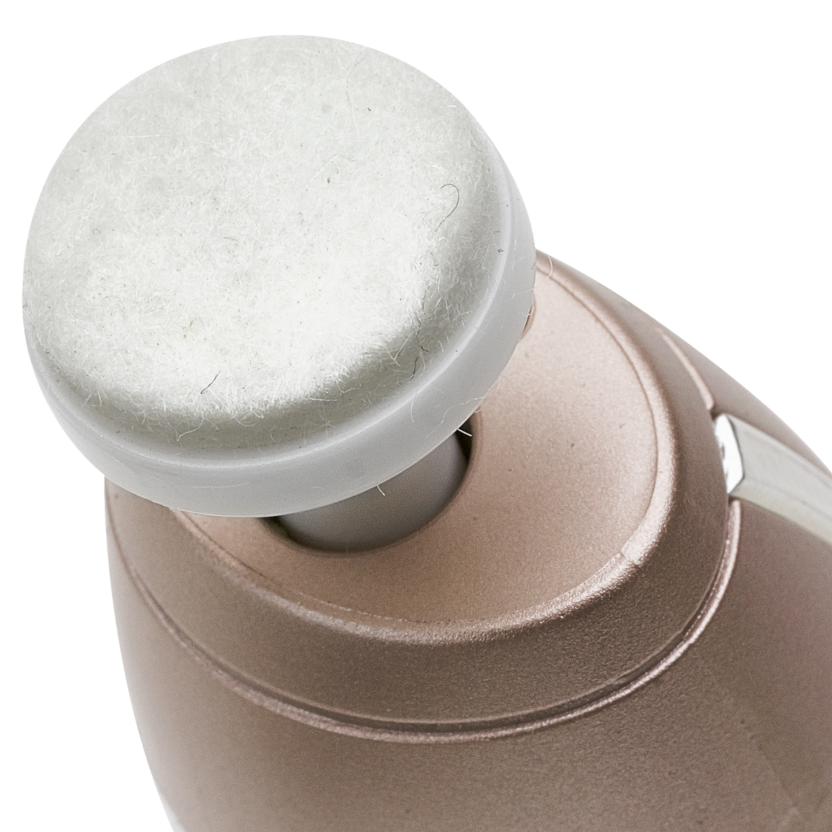 Zbliżenie szczoteczki do oczyszczania twarzy z białą nakładką i złotymi detalami.