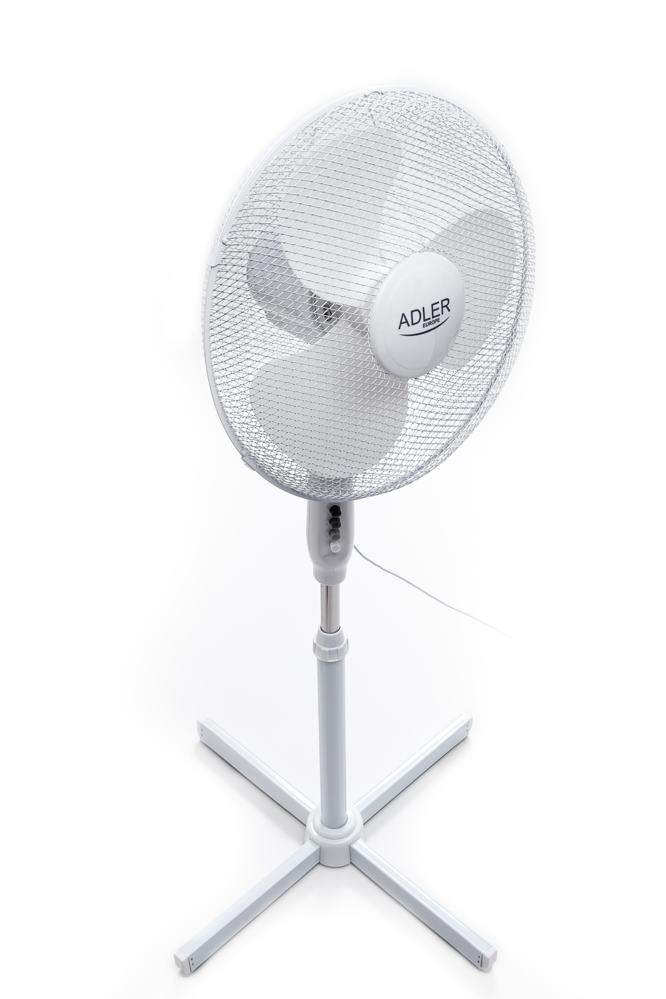 Weißer ADLER-Ventilator mit drei Flügeln und Schutzgitter. Er steht auf einem weißen Sockel.