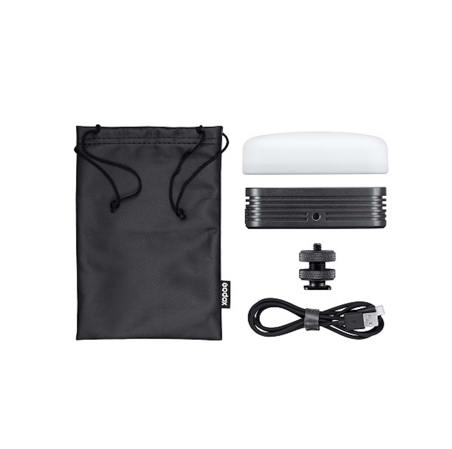 Schwarzes Godox-Lichtkit mit Beutel, Licht, Stecker und USB-Kabel. Weißer Hintergrund.